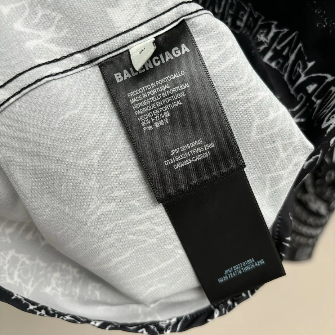 🅿️220 BALENCIAGA/Balenciaga early autumn woven printed shirt uses customized high-quality woven printed fabric. The fabric is very wide and not easy to deform. It is skin-friendly and breathable. The interwoven structure makes the fabric stretch-resistant and tear-resistant. It has outstanding wear resistance. It has a loose version. The upper body is three-dimensional. The lines are smooth and natural. From the shoulder line to the waistline to the hem, the line transition is smooth. There are no unnecessary folds or accumulation. The whole body is neat and stretched. The full-print pattern has clear edges and clean edges. The layers are clear and natural. The color is bright and does not fade or bleed. Size: S M L XL