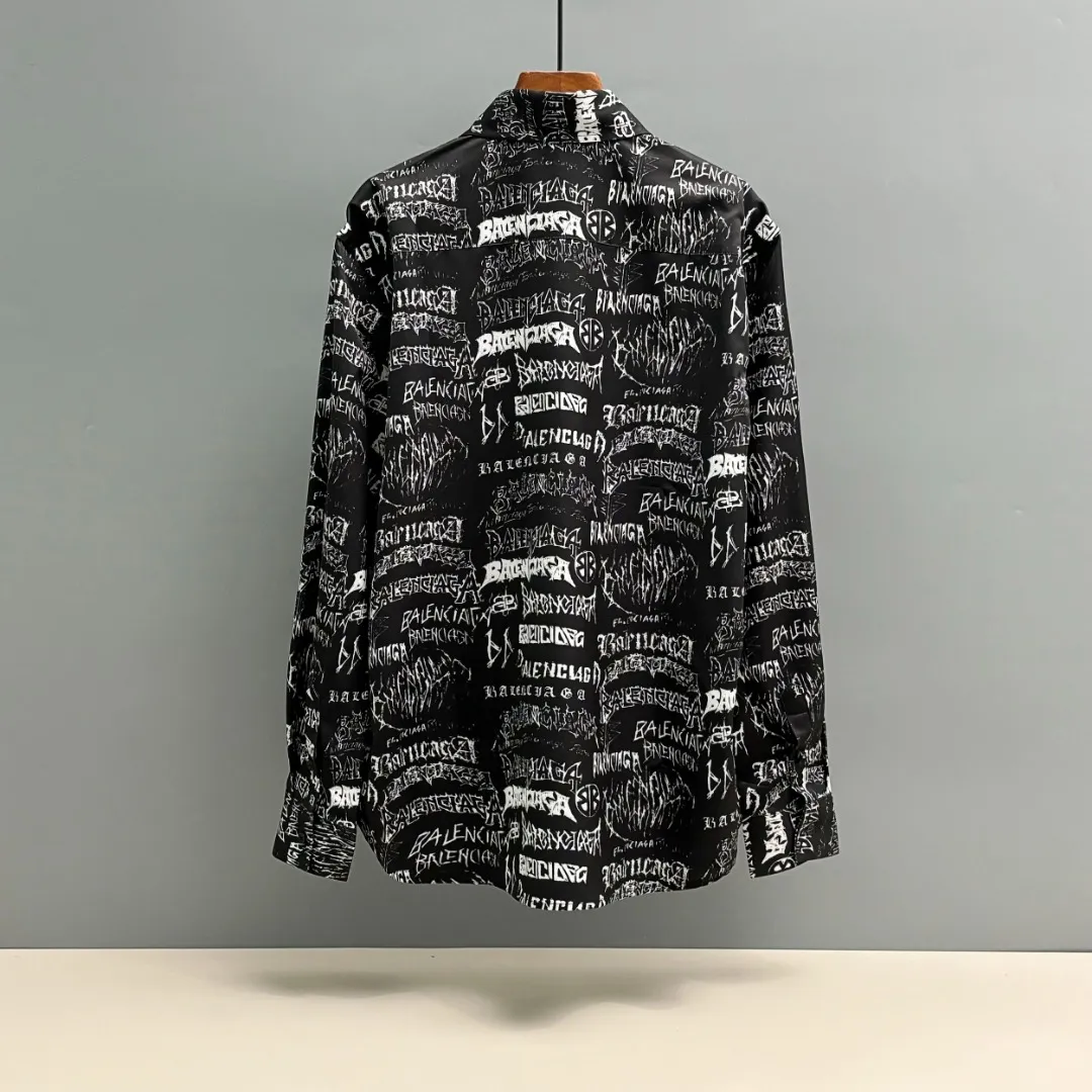 🅿️220 BALENCIAGA/Balenciaga early autumn woven printed shirt uses customized high-quality woven printed fabric. The fabric is very wide and not easy to deform. It is skin-friendly and breathable. The interwoven structure makes the fabric stretch-resistant and tear-resistant. It has outstanding wear resistance. It has a loose version. The upper body is three-dimensional. The lines are smooth and natural. From the shoulder line to the waistline to the hem, the line transition is smooth. There are no unnecessary folds or accumulation. The whole body is neat and stretched. The full-print pattern has clear edges and clean edges. The layers are clear and natural. The color is bright and does not fade or bleed. Size: S M L XL