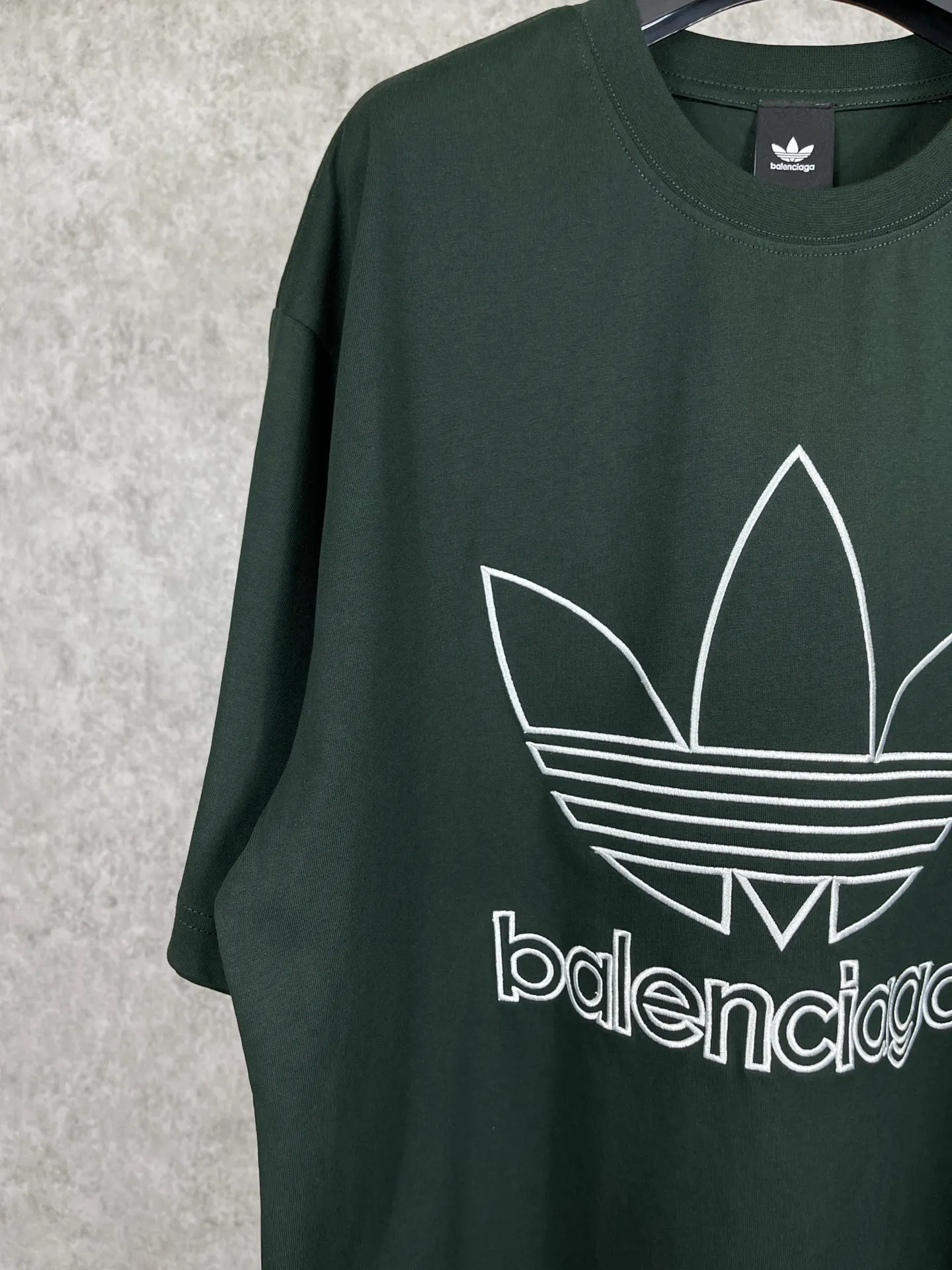 🅿️174 Real photos [Top version. Official website quality] BALENCI*GA/Paris joint Adidas front embroidered LOGO short-sleeved T-shirt# The fabric is made of Paris ZP custom-woven and dyed cotton double yarn. Weighing 260 grams, the cloth surface is clean. The cloth pattern is clear, soft and comfortable. The color fastness is good. It is not easy to change color. The threads are dyed with no color difference. The LOGO pattern letters are embroidered using imported embroidery machines, and the letters are three-dimensional and full. It is produced in Jubie market based on pictures, and comparisons are welcome. Restored brick cabinets. The version adopts OS loose shoulder design. Same style for men and women. Code: BL223059 Color: dark green. Black Size: XS to L