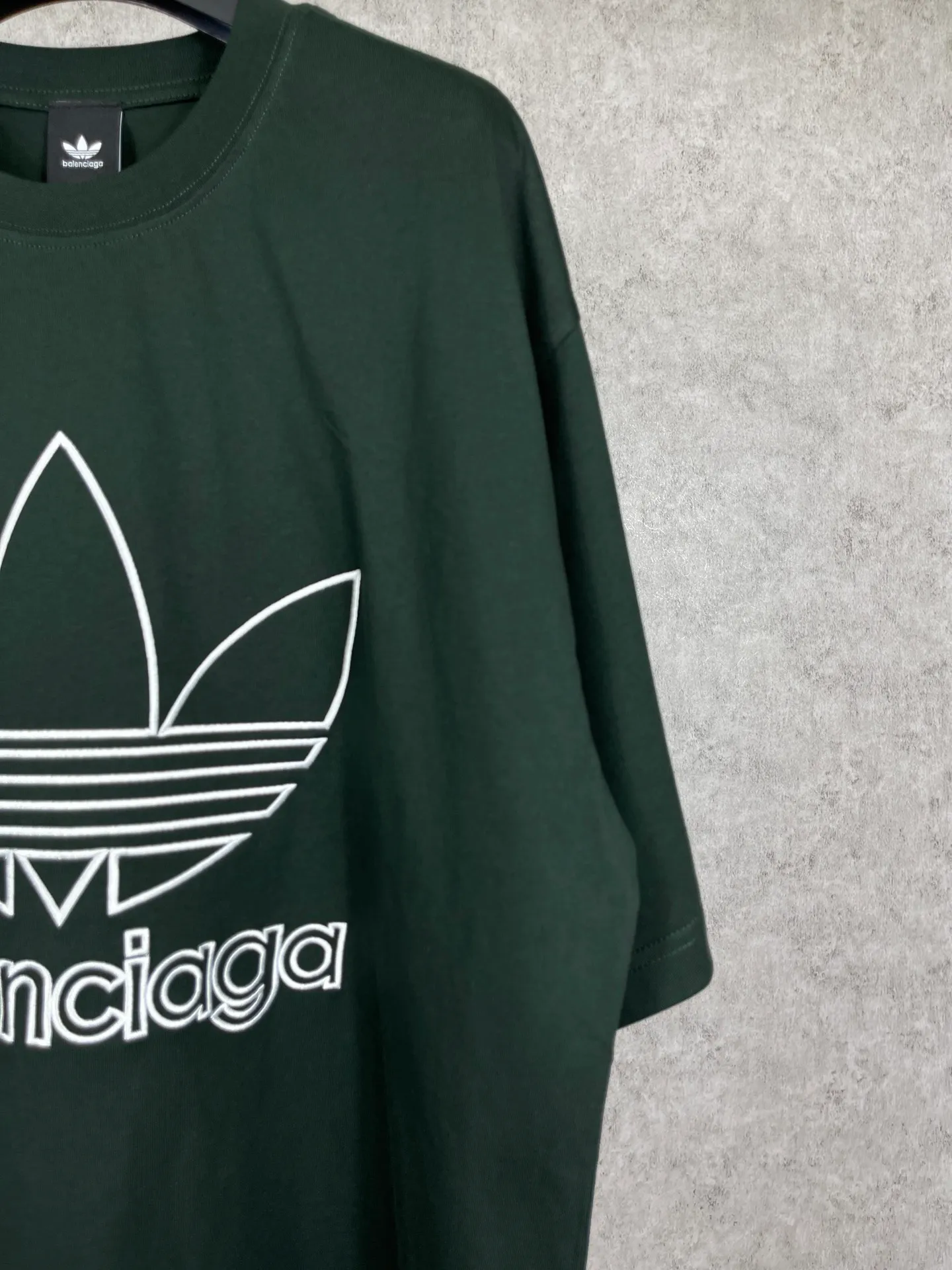 🅿️174 Real photos [Top version. Official website quality] BALENCI*GA/Paris joint Adidas front embroidered LOGO short-sleeved T-shirt# The fabric is made of Paris ZP custom-woven and dyed cotton double yarn. Weighing 260 grams, the cloth surface is clean. The cloth pattern is clear, soft and comfortable. The color fastness is good. It is not easy to change color. The threads are dyed with no color difference. The LOGO pattern letters are embroidered using imported embroidery machines, and the letters are three-dimensional and full. It is produced in Jubie market based on pictures, and comparisons are welcome. Restored brick cabinets. The version adopts OS loose shoulder design. Same style for men and women. Code: BL223059 Color: dark green. Black Size: XS to L