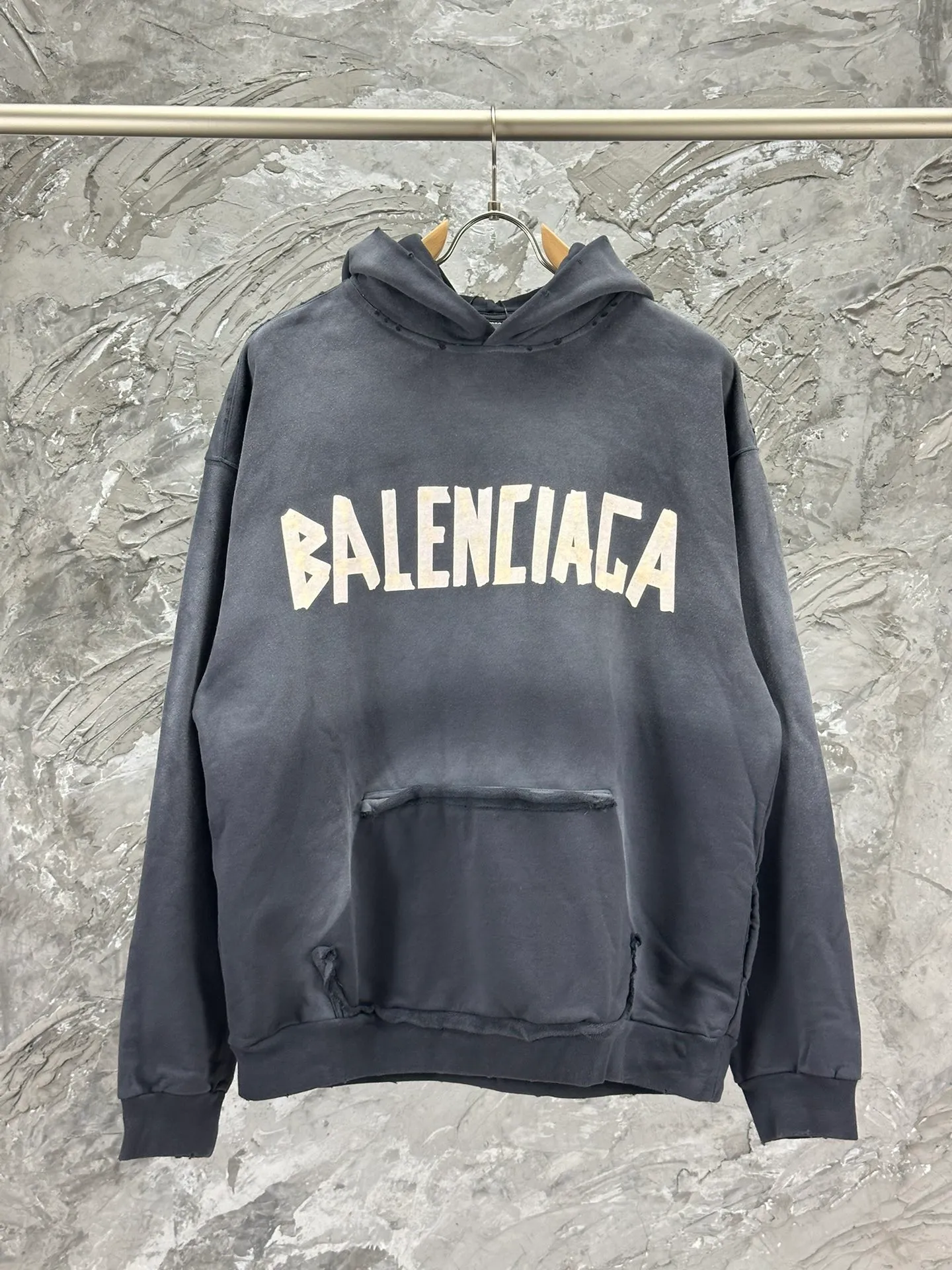 🅿️420 - BALENCI*GA 24ss Paris hot-selling tape hooded sweatshirt. The front and back panels are printed with tape direct printing. Many hand-made grinding. The ready-made clothes are washed and worn. The cloth surface is clean. The cloth pattern is clear, super heavy work. Soft and comfortable. Exclusively pattern-woven and dyed 450g fabric. Threads are dyed in the same vat with zero color difference. Different from the market currency. The version adopts os loose shoulder version. Welcome to compare, same style for men and women. -Color: Iron gray blue, Paris blue, washed black, burgundy, fluorescent yellow, green, khaki -SIZE: XS S M L style number 8912#
