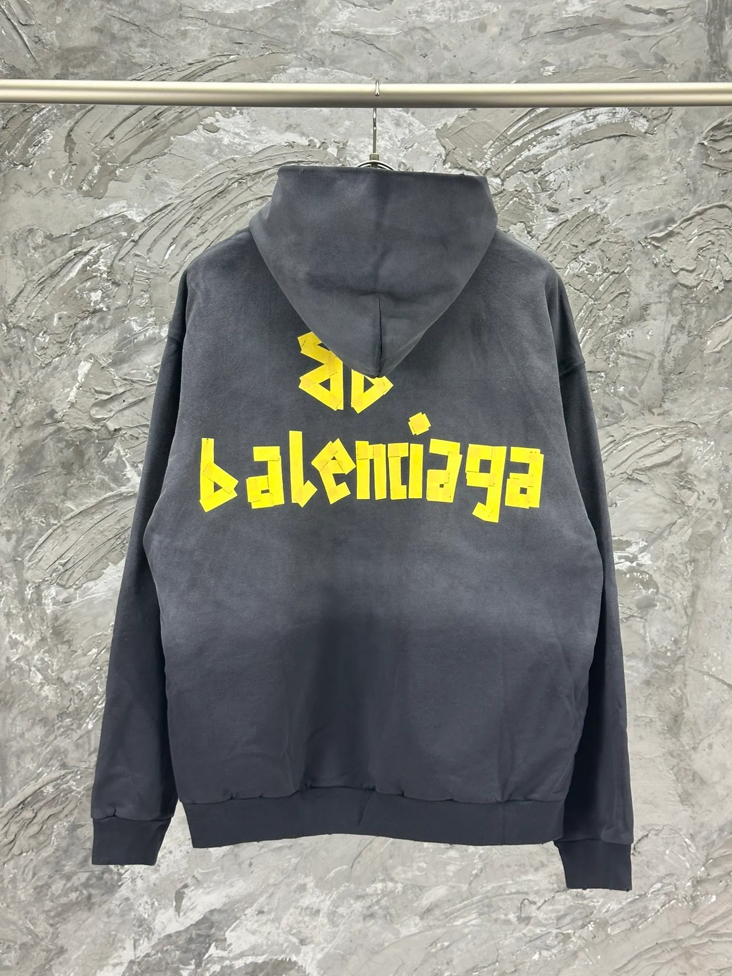 🅿️420 - BALENCI*GA 24ss Paris hot-selling tape hooded sweatshirt. The front and back panels are printed with tape direct printing. Many hand-made grinding. The ready-made clothes are washed and worn. The cloth surface is clean. The cloth pattern is clear, super heavy work. Soft and comfortable. Exclusively pattern-woven and dyed 450g fabric. Threads are dyed in the same vat with zero color difference. Different from the market currency. The version adopts os loose shoulder version. Welcome to compare, same style for men and women. -Color: Iron gray blue, Paris blue, washed black, burgundy, fluorescent yellow, green, khaki -SIZE: XS S M L style number 8912#