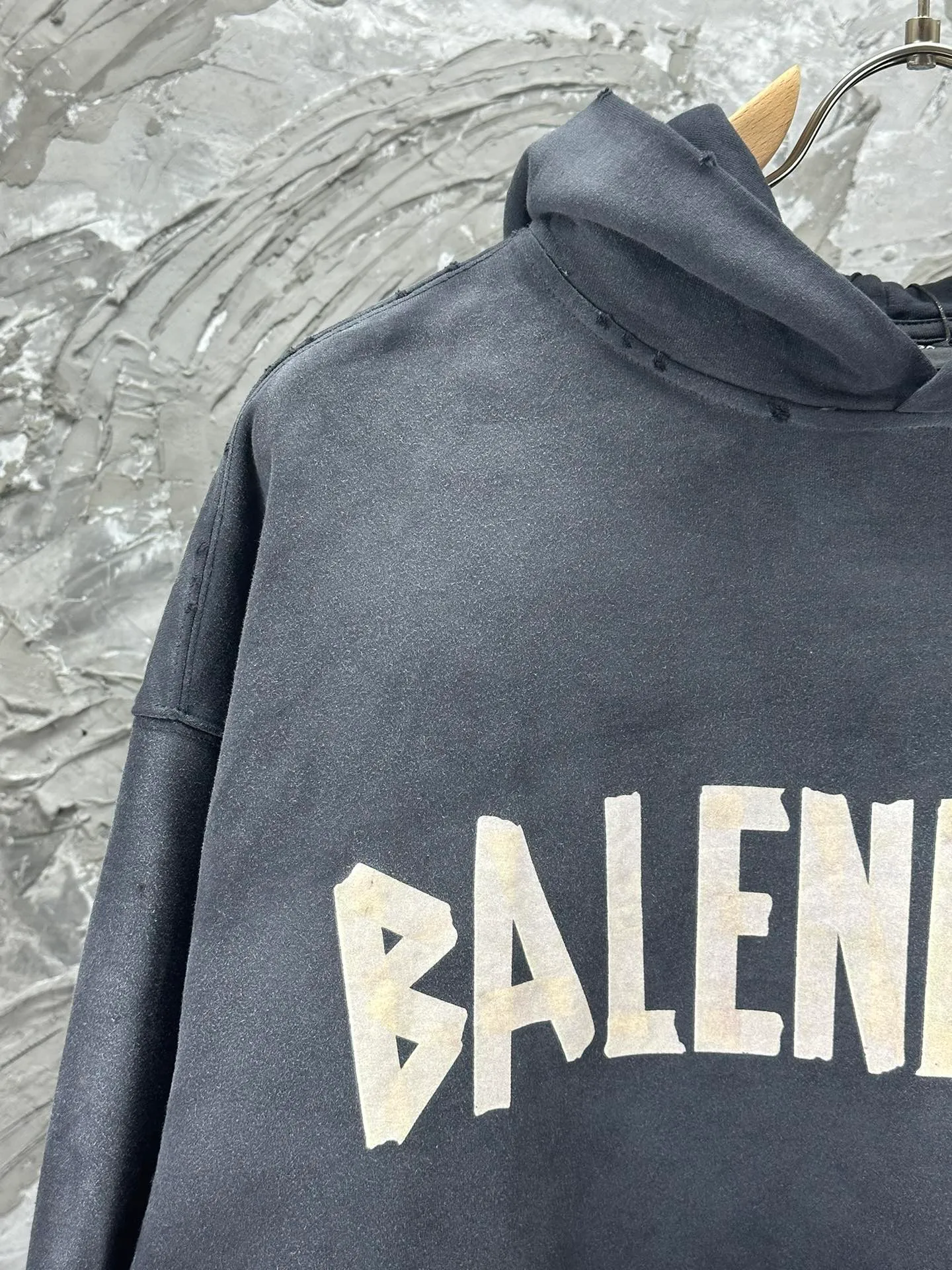 🅿️420 - BALENCI*GA 24ss Paris hot-selling tape hooded sweatshirt. The front and back panels are printed with tape direct printing. Many hand-made grinding. The ready-made clothes are washed and worn. The cloth surface is clean. The cloth pattern is clear, super heavy work. Soft and comfortable. Exclusively pattern-woven and dyed 450g fabric. Threads are dyed in the same vat with zero color difference. Different from the market currency. The version adopts os loose shoulder version. Welcome to compare, same style for men and women. -Color: Iron gray blue, Paris blue, washed black, burgundy, fluorescent yellow, green, khaki -SIZE: XS S M L style number 8912#