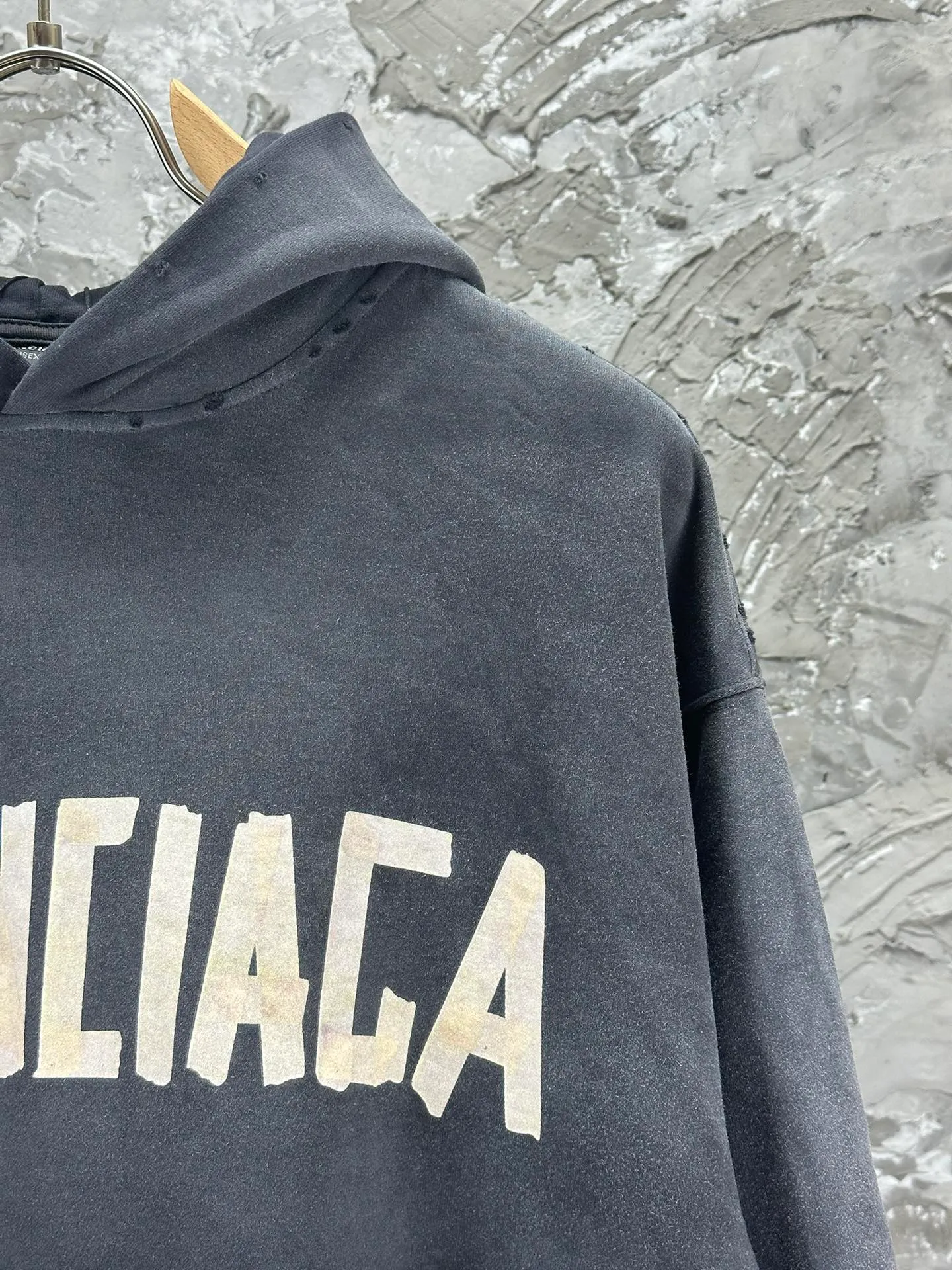 🅿️420 - BALENCI*GA 24ss Paris hot-selling tape hooded sweatshirt. The front and back panels are printed with tape direct printing. Many hand-made grinding. The ready-made clothes are washed and worn. The cloth surface is clean. The cloth pattern is clear, super heavy work. Soft and comfortable. Exclusively pattern-woven and dyed 450g fabric. Threads are dyed in the same vat with zero color difference. Different from the market currency. The version adopts os loose shoulder version. Welcome to compare, same style for men and women. -Color: Iron gray blue, Paris blue, washed black, burgundy, fluorescent yellow, green, khaki -SIZE: XS S M L style number 8912#