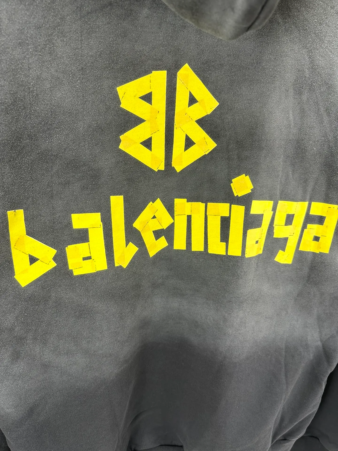 🅿️420 - BALENCI*GA 24ss Paris hot-selling tape hooded sweatshirt. The front and back panels are printed with tape direct printing. Many hand-made grinding. The ready-made clothes are washed and worn. The cloth surface is clean. The cloth pattern is clear, super heavy work. Soft and comfortable. Exclusively pattern-woven and dyed 450g fabric. Threads are dyed in the same vat with zero color difference. Different from the market currency. The version adopts os loose shoulder version. Welcome to compare, same style for men and women. -Color: Iron gray blue, Paris blue, washed black, burgundy, fluorescent yellow, green, khaki -SIZE: XS S M L style number 8912#