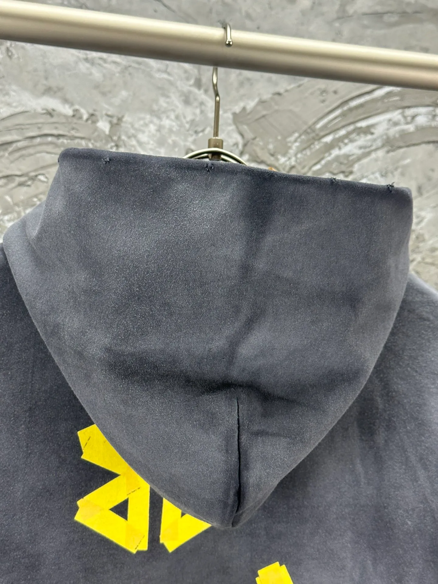 🅿️420 - BALENCI*GA 24ss Paris hot-selling tape hooded sweatshirt. The front and back panels are printed with tape direct printing. Many hand-made grinding. The ready-made clothes are washed and worn. The cloth surface is clean. The cloth pattern is clear, super heavy work. Soft and comfortable. Exclusively pattern-woven and dyed 450g fabric. Threads are dyed in the same vat with zero color difference. Different from the market currency. The version adopts os loose shoulder version. Welcome to compare, same style for men and women. -Color: Iron gray blue, Paris blue, washed black, burgundy, fluorescent yellow, green, khaki -SIZE: XS S M L style number 8912#