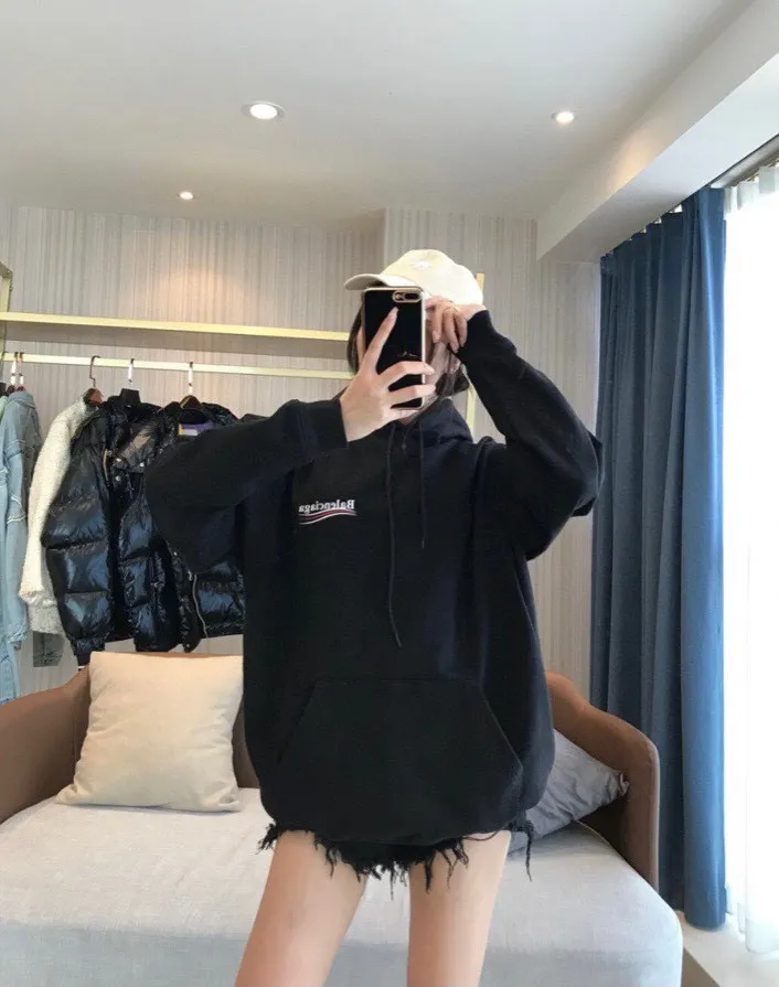 ♻️💯Reference model picture for the upper body❤️The top tested version of Balenciaga BALENCIAGA classic cola wave print hooded sweatshirt. ZP pattern original development. 1:1 customized accessories. Packaging (including logo Sydney paper + new main mark + washing + hang tag). The whole sweatshirt is made of 460g pure cotton large terry, and the wet weight can reach 490, which is full of thickness. The printing uses the Israeli Kornit digital direct-injection process. The dye is added with 0.028 granular nano-plastics. When sprayed on the fabric, it has strong adhesion and is not afraid of strong washing and exposure (it is recommended to take care of the clothes), ensuring that the printing will not fall off after wearing. Customized washing, labeling, accessories, and hardware can reach professional standards. Whole piece of clothing, hat string, threaded fabric, produced in the same vat, 0 color difference, color: black, size: XS-L P:430