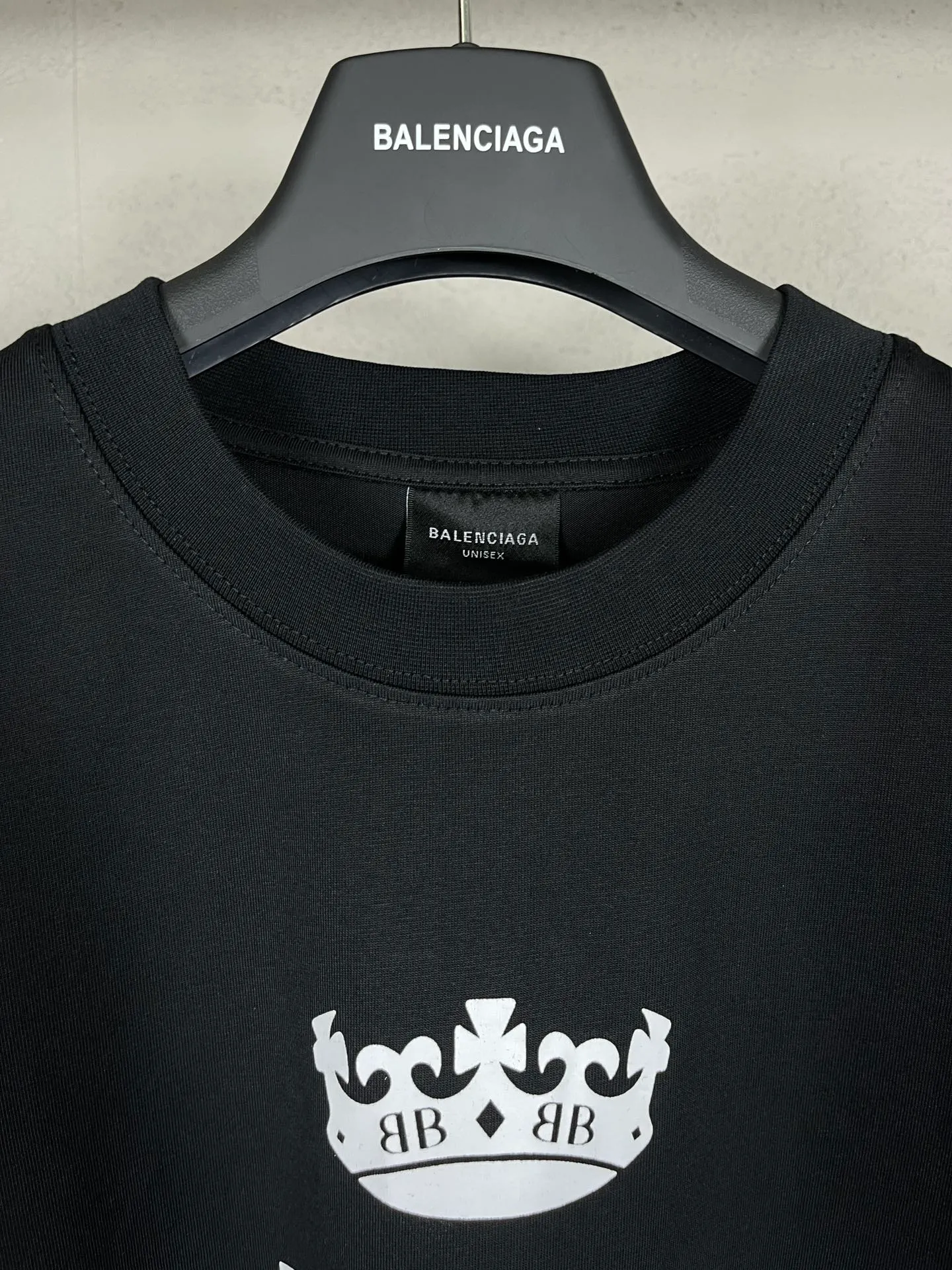 🅿️180 real photos [Top version. Official website quality] BALENCI*GA/Paris. SS24 latest crown L printed short-sleeved T-shirt. Brick cabinet synchronization. Genuine product developed at the first time, happy to print and compare! The fabric is made of Paris ZP custom-woven and dyed cotton double yarn. Weighing 260 grams, the cloth surface is clean. The cloth pattern is clear, soft and comfortable, and the threads are dyed with no color difference. The printing uses environmentally friendly imported materials. The letters are clear and the effect is three-dimensional. The version adopts OS loose shoulder design. Same style for men and women. Code: BL223607 Color: black, red, white Size: XS S M L