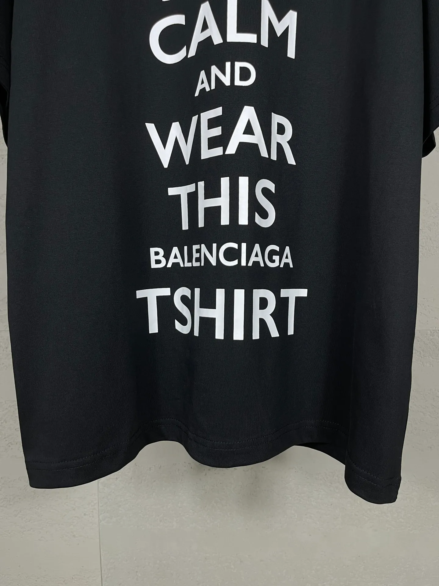 🅿️180 real photos [Top version. Official website quality] BALENCI*GA/Paris. SS24 latest crown L printed short-sleeved T-shirt. Brick cabinet synchronization. Genuine product developed at the first time, happy to print and compare! The fabric is made of Paris ZP custom-woven and dyed cotton double yarn. Weighing 260 grams, the cloth surface is clean. The cloth pattern is clear, soft and comfortable, and the threads are dyed with no color difference. The printing uses environmentally friendly imported materials. The letters are clear and the effect is three-dimensional. The version adopts OS loose shoulder design. Same style for men and women. Code: BL223607 Color: black, red, white Size: XS S M L