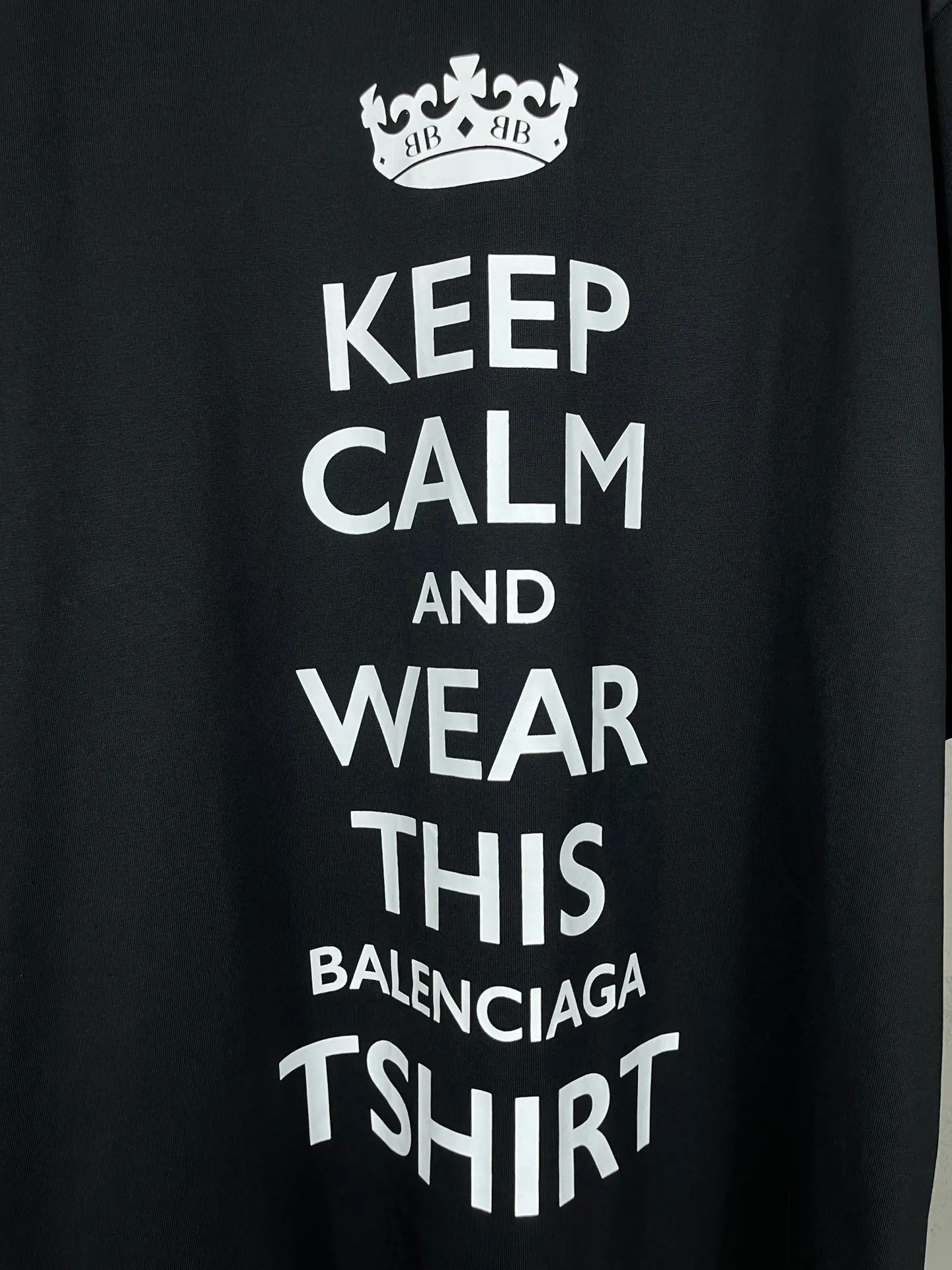 🅿️180 real photos [Top version. Official website quality] BALENCI*GA/Paris. SS24 latest crown L printed short-sleeved T-shirt. Brick cabinet synchronization. Genuine product developed at the first time, happy to print and compare! The fabric is made of Paris ZP custom-woven and dyed cotton double yarn. Weighing 260 grams, the cloth surface is clean. The cloth pattern is clear, soft and comfortable, and the threads are dyed with no color difference. The printing uses environmentally friendly imported materials. The letters are clear and the effect is three-dimensional. The version adopts OS loose shoulder design. Same style for men and women. Code: BL223607 Color: black, red, white Size: XS S M L