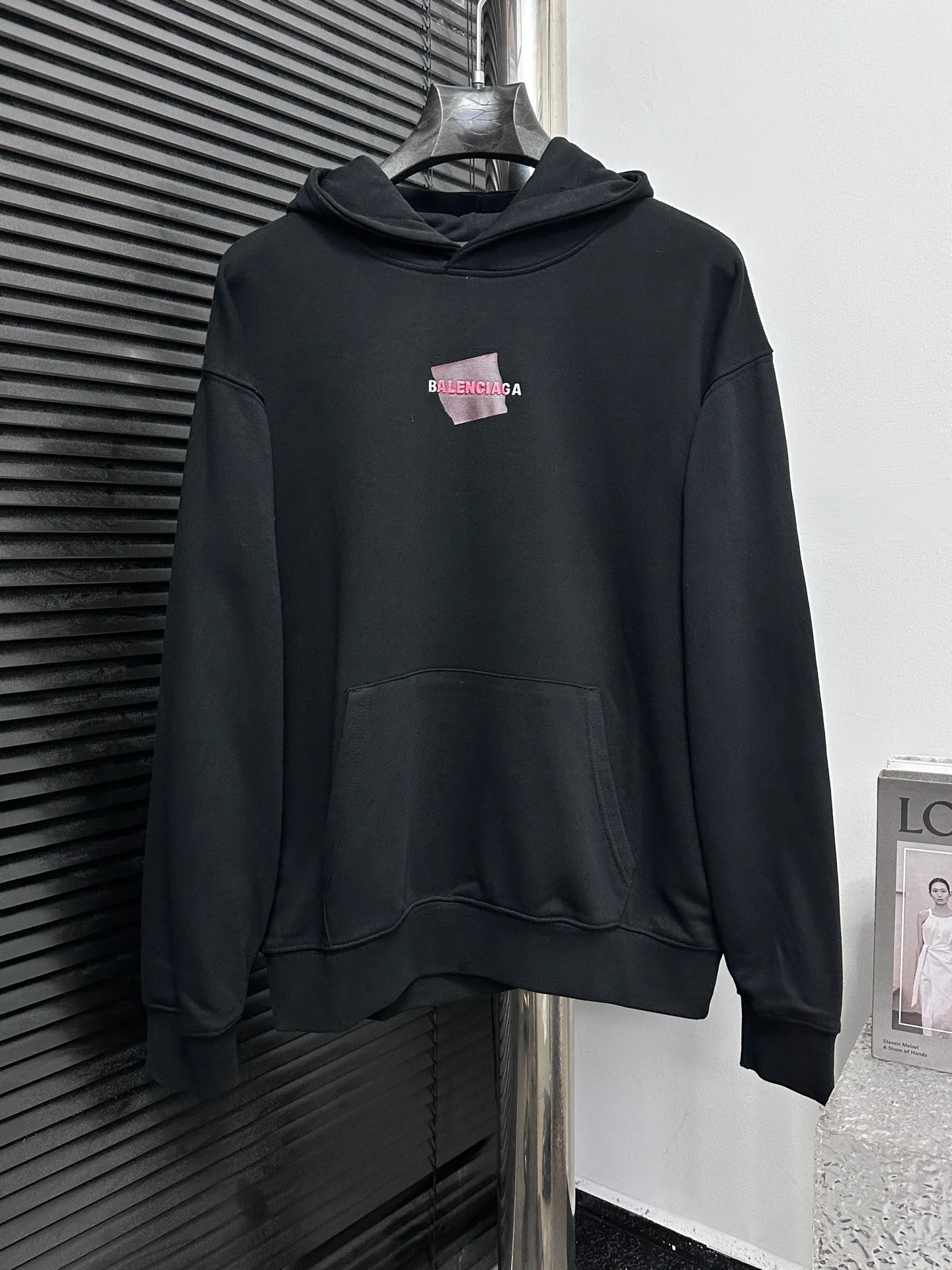 🅿️330 【BALENCIaGA】Paris small letter hooded sweatshirt. The fabric surface is clean. The fabric pattern is clear, soft and comfortable. The threads are dyed with no color difference. The tape is stamped with imported transparent glue. The effect is three-dimensional. Restore brick cabinets, adopt OS loose shoulder style. Same style for men and women. Size: S-XL