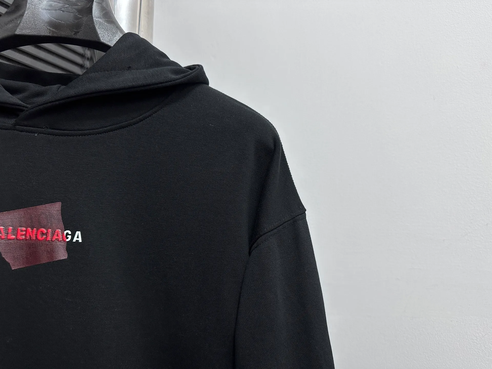 🅿️330 【BALENCIaGA】Paris small letter hooded sweatshirt. The fabric surface is clean. The fabric pattern is clear, soft and comfortable. The threads are dyed with no color difference. The tape is stamped with imported transparent glue. The effect is three-dimensional. Restore brick cabinets, adopt OS loose shoulder style. Same style for men and women. Size: S-XL