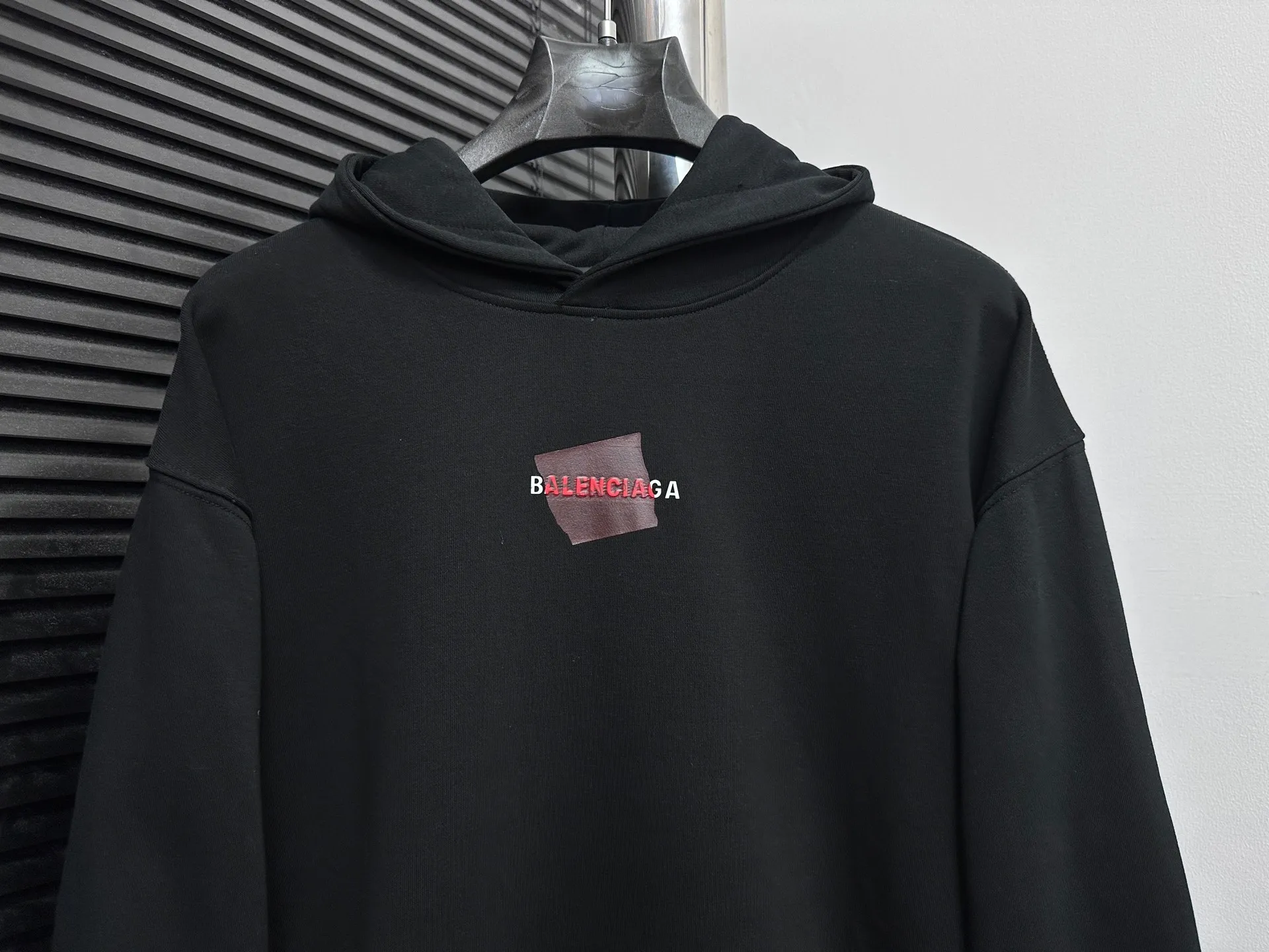 🅿️330 【BALENCIaGA】Paris small letter hooded sweatshirt. The fabric surface is clean. The fabric pattern is clear, soft and comfortable. The threads are dyed with no color difference. The tape is stamped with imported transparent glue. The effect is three-dimensional. Restore brick cabinets, adopt OS loose shoulder style. Same style for men and women. Size: S-XL