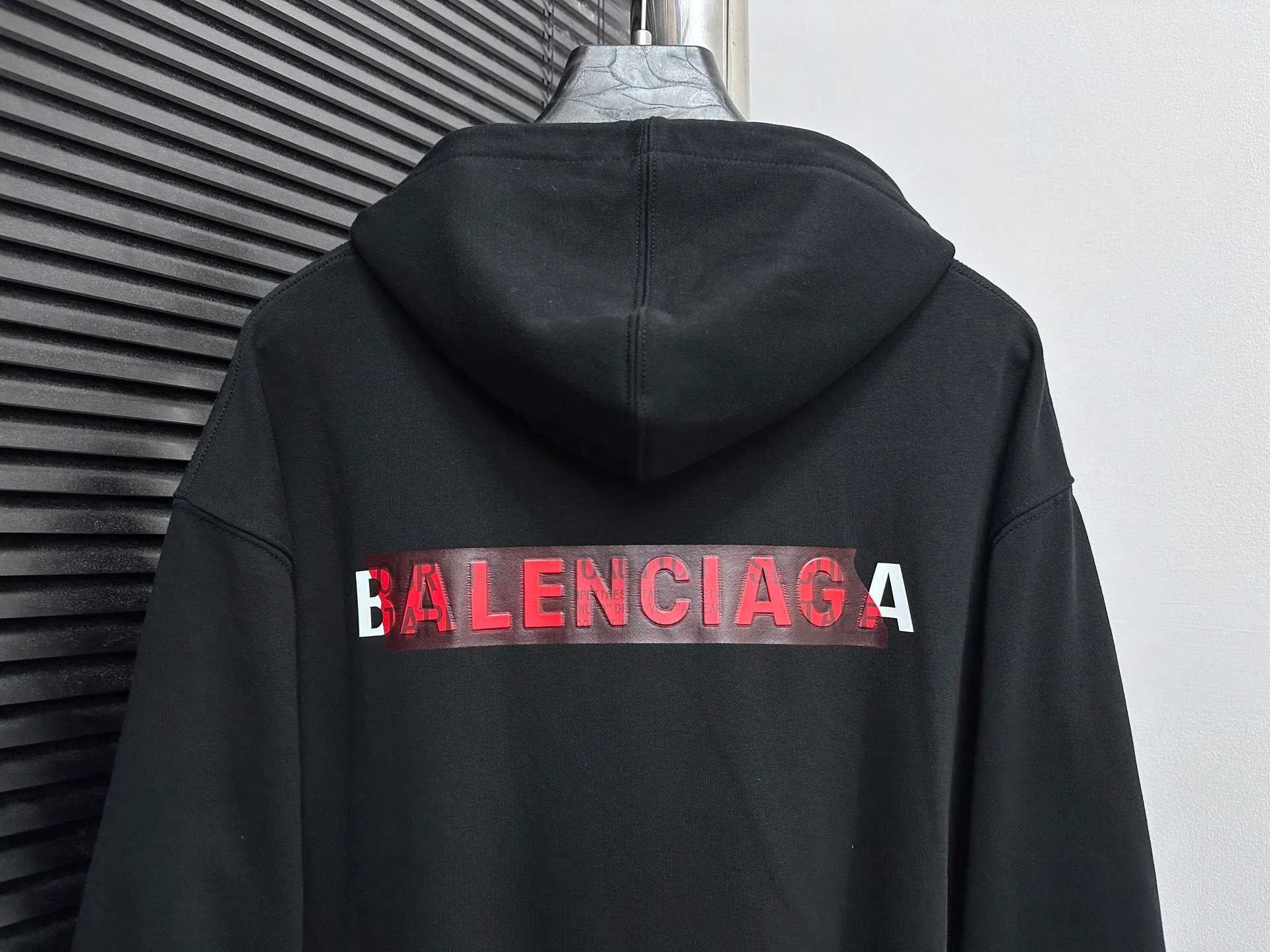 🅿️330 【BALENCIaGA】Paris small letter hooded sweatshirt. The fabric surface is clean. The fabric pattern is clear, soft and comfortable. The threads are dyed with no color difference. The tape is stamped with imported transparent glue. The effect is three-dimensional. Restore brick cabinets, adopt OS loose shoulder style. Same style for men and women. Size: S-XL