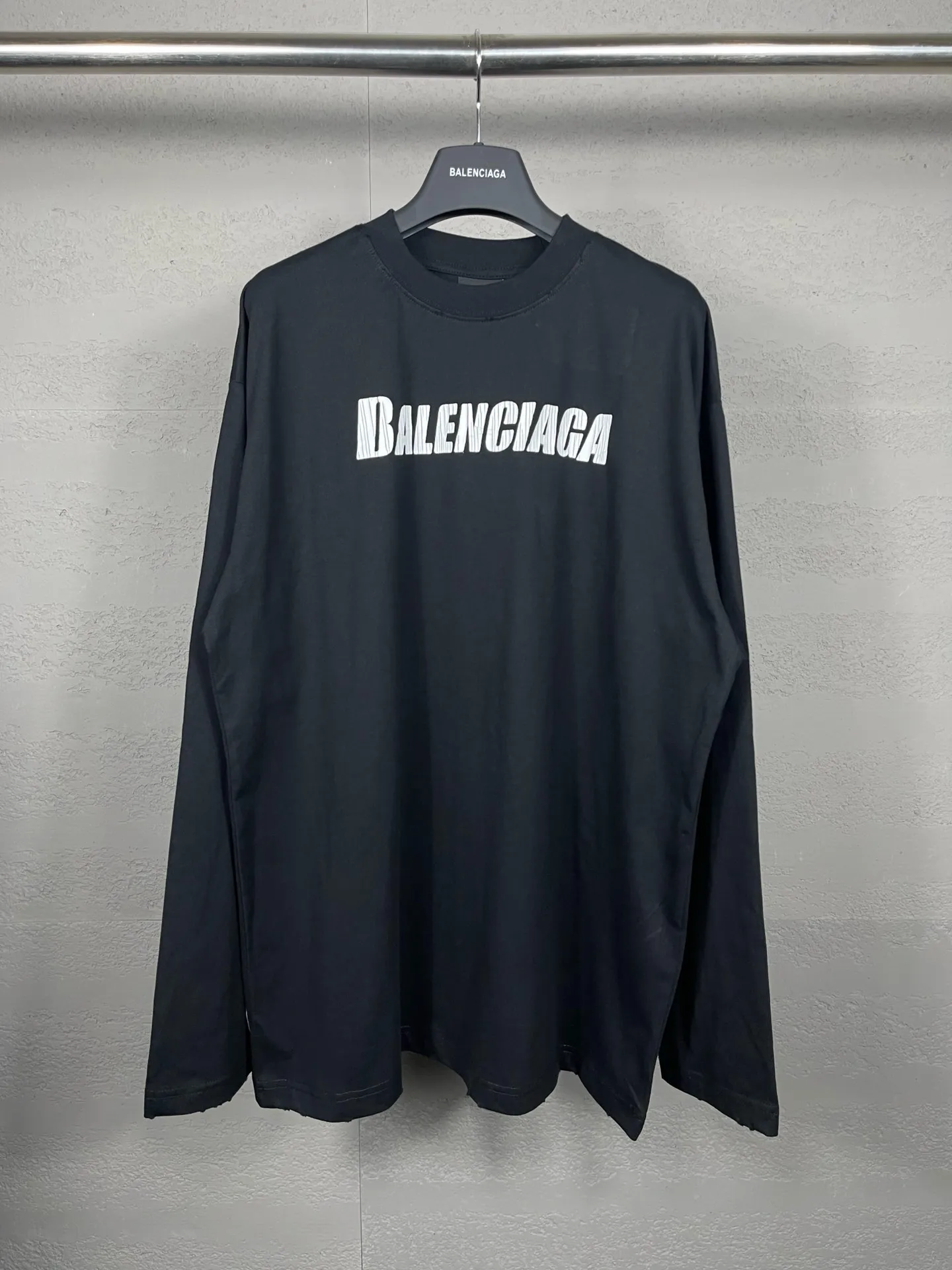 🅿️196 Detailed picture [Top version. Official website quality] BALENCI*GA/Paris. New style. Classic letter LOGO cracked print old and worn long-sleeved T-shirt. Brick cabinet synchronization. The fabric is made of Paris ZP custom-woven and dyed 100% cotton double yarn compact cotton. The weight is 260 grams, the cloth surface is clean. The cloth pattern is clear, soft and comfortable. The threads are dyed with no color difference. The classic pattern is printed with environmentally friendly imported materials, and the letters are cracked and printed. The letters are clear and the effect is three-dimensional. Restored brick cabinet. The garments are hand-worn and distressed by many people. They are very different from the market currency. You are welcome to compare. The version adopts the OS loose shoulder design. Same style for men and women. Coding: BL225009 Color: black, brown Size: XS S M L