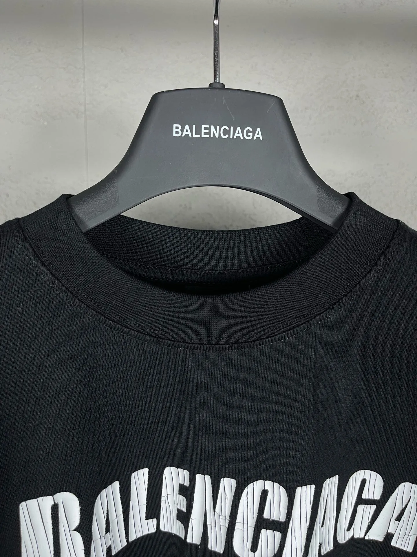 🅿️196 Detailed picture [Top version. Official website quality] BALENCI*GA/Paris. New style. Classic letter LOGO cracked print old and worn long-sleeved T-shirt. Brick cabinet synchronization. The fabric is made of Paris ZP custom-woven and dyed 100% cotton double yarn compact cotton. The weight is 260 grams, the cloth surface is clean. The cloth pattern is clear, soft and comfortable. The threads are dyed with no color difference. The classic pattern is printed with environmentally friendly imported materials, and the letters are cracked and printed. The letters are clear and the effect is three-dimensional. Restored brick cabinet. The garments are hand-worn and distressed by many people. They are very different from the market currency. You are welcome to compare. The version adopts the OS loose shoulder design. Same style for men and women. Coding: BL225009 Color: black, brown Size: XS S M L