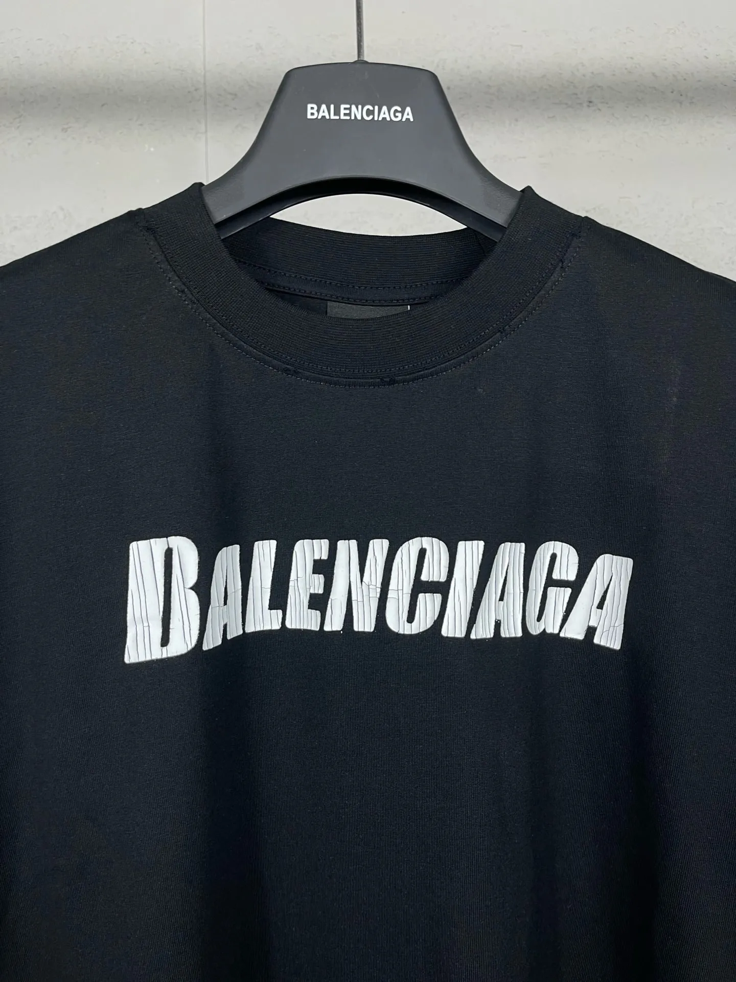 🅿️196 Detailed picture [Top version. Official website quality] BALENCI*GA/Paris. New style. Classic letter LOGO cracked print old and worn long-sleeved T-shirt. Brick cabinet synchronization. The fabric is made of Paris ZP custom-woven and dyed 100% cotton double yarn compact cotton. The weight is 260 grams, the cloth surface is clean. The cloth pattern is clear, soft and comfortable. The threads are dyed with no color difference. The classic pattern is printed with environmentally friendly imported materials, and the letters are cracked and printed. The letters are clear and the effect is three-dimensional. Restored brick cabinet. The garments are hand-worn and distressed by many people. They are very different from the market currency. You are welcome to compare. The version adopts the OS loose shoulder design. Same style for men and women. Coding: BL225009 Color: black, brown Size: XS S M L