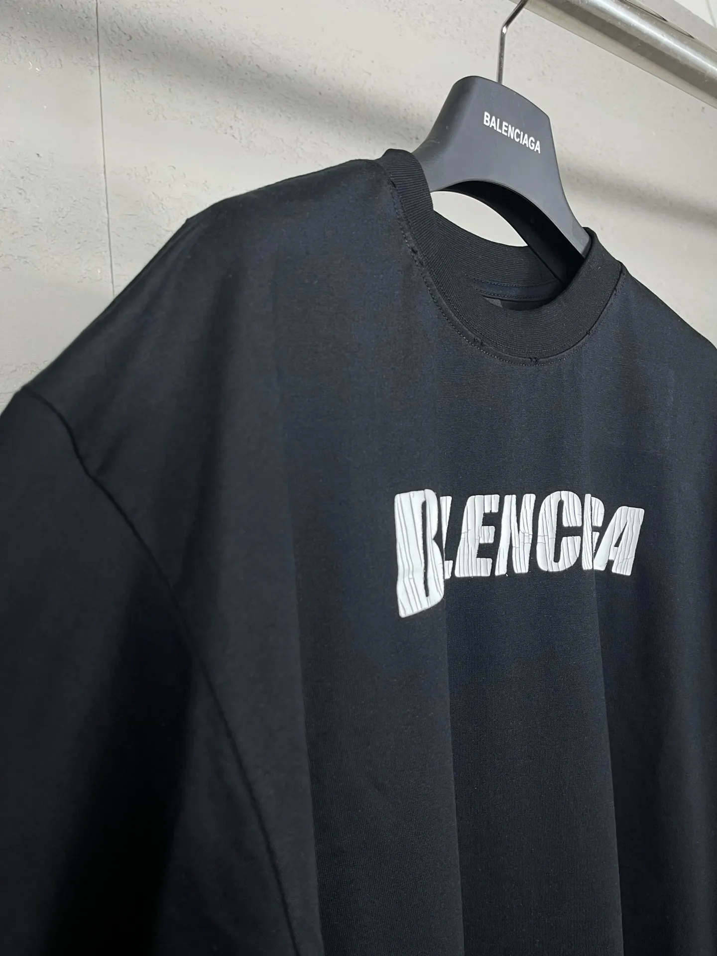 🅿️196 Detailed picture [Top version. Official website quality] BALENCI*GA/Paris. New style. Classic letter LOGO cracked print old and worn long-sleeved T-shirt. Brick cabinet synchronization. The fabric is made of Paris ZP custom-woven and dyed 100% cotton double yarn compact cotton. The weight is 260 grams, the cloth surface is clean. The cloth pattern is clear, soft and comfortable. The threads are dyed with no color difference. The classic pattern is printed with environmentally friendly imported materials, and the letters are cracked and printed. The letters are clear and the effect is three-dimensional. Restored brick cabinet. The garments are hand-worn and distressed by many people. They are very different from the market currency. You are welcome to compare. The version adopts the OS loose shoulder design. Same style for men and women. Coding: BL225009 Color: black, brown Size: XS S M L