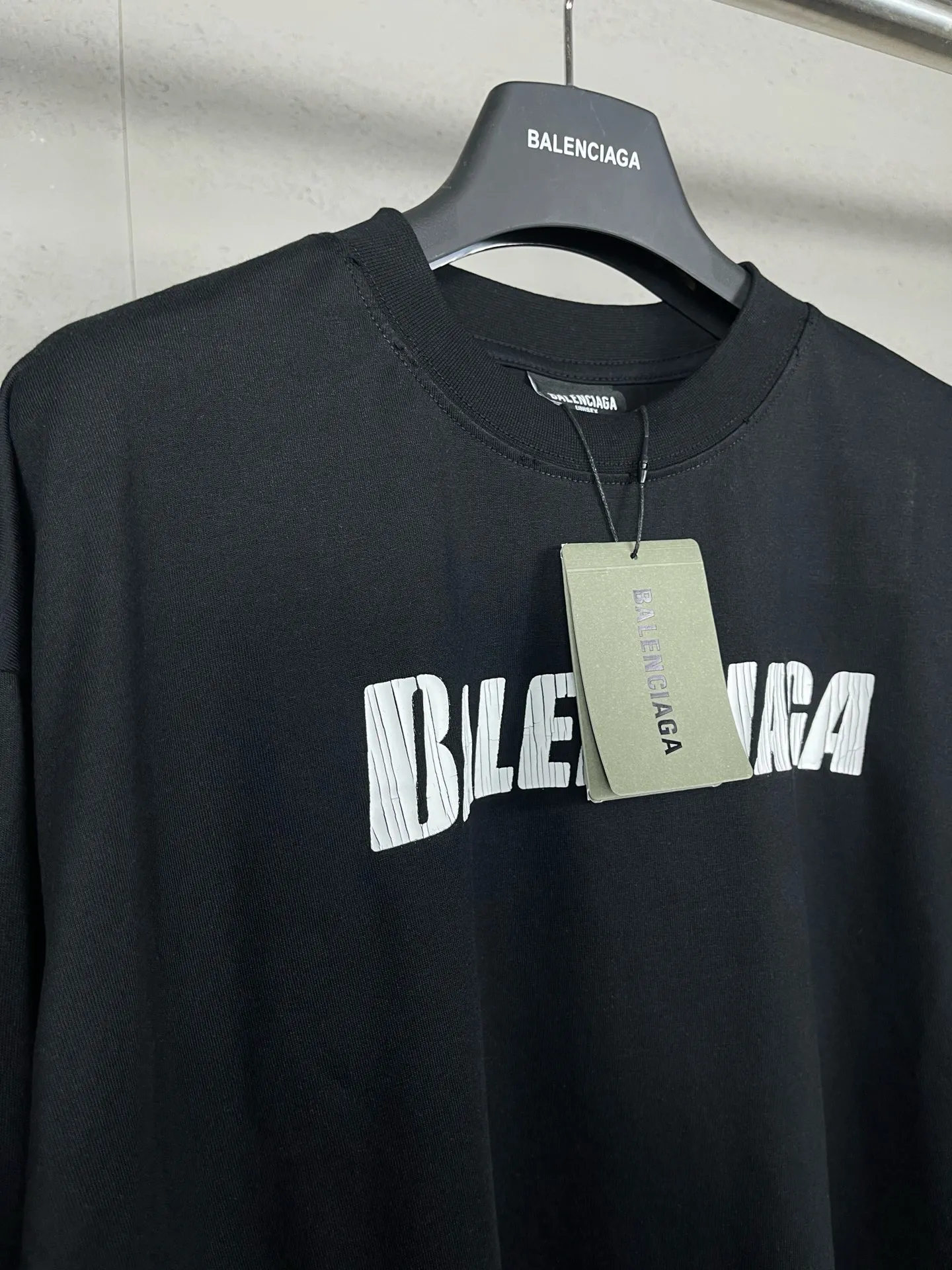🅿️196 Detailed picture [Top version. Official website quality] BALENCI*GA/Paris. New style. Classic letter LOGO cracked print old and worn long-sleeved T-shirt. Brick cabinet synchronization. The fabric is made of Paris ZP custom-woven and dyed 100% cotton double yarn compact cotton. The weight is 260 grams, the cloth surface is clean. The cloth pattern is clear, soft and comfortable. The threads are dyed with no color difference. The classic pattern is printed with environmentally friendly imported materials, and the letters are cracked and printed. The letters are clear and the effect is three-dimensional. Restored brick cabinet. The garments are hand-worn and distressed by many people. They are very different from the market currency. You are welcome to compare. The version adopts the OS loose shoulder design. Same style for men and women. Coding: BL225009 Color: black, brown Size: XS S M L
