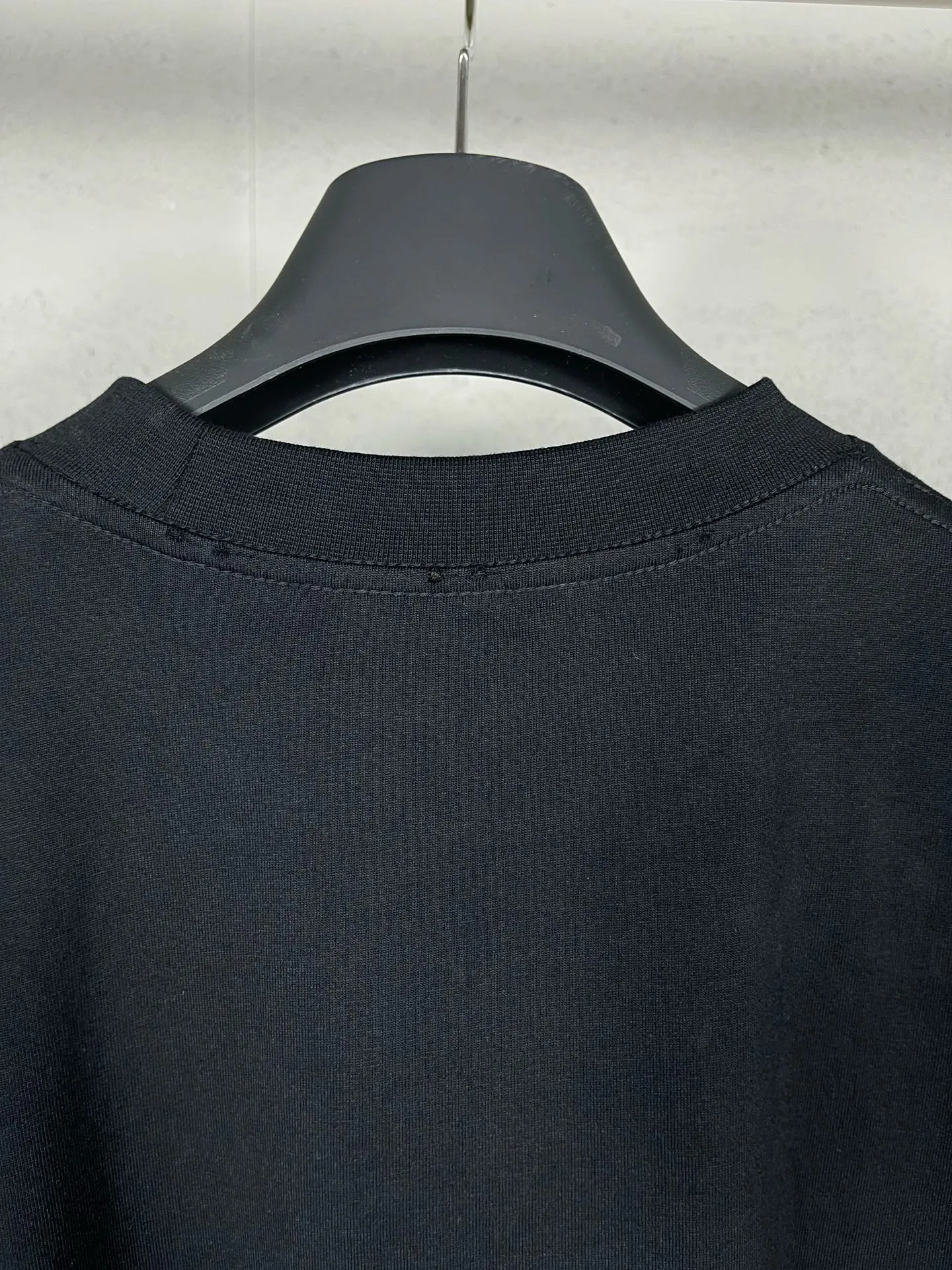 🅿️196 Detailed picture [Top version. Official website quality] BALENCI*GA/Paris. New style. Classic letter LOGO cracked print old and worn long-sleeved T-shirt. Brick cabinet synchronization. The fabric is made of Paris ZP custom-woven and dyed 100% cotton double yarn compact cotton. The weight is 260 grams, the cloth surface is clean. The cloth pattern is clear, soft and comfortable. The threads are dyed with no color difference. The classic pattern is printed with environmentally friendly imported materials, and the letters are cracked and printed. The letters are clear and the effect is three-dimensional. Restored brick cabinet. The garments are hand-worn and distressed by many people. They are very different from the market currency. You are welcome to compare. The version adopts the OS loose shoulder design. Same style for men and women. Coding: BL225009 Color: black, brown Size: XS S M L