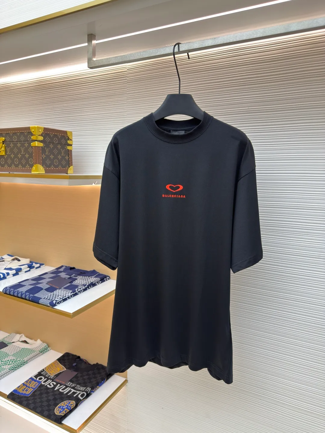 Balenciaga Paris Chinese Valentine's Day limited edition ●Authentic product: 4599 purchase and development ●Item number: 1680003-A00 ●Fabric: custom-dyed pure cotton fabric ●Technology: embroidery production ●Version: loose version ●Weight: about 245 grams ●Size: XS-S-M-L ●Description: The fabric is made of Paris ZP custom-woven and custom-dyed cotton double yarn. Weighing 260 grams, the cloth surface is clean. The cloth pattern is clear, soft and comfortable, and the threads are dyed with no color difference. The embroidery is done using imported Tajima embroidery machines. The printing uses environmentally friendly imported rubber paddles. The letters are clear and the effect is three-dimensional. The version adopts OS loose shoulder design. The same style for men and women. The overall wiring is straight and delicate, the fabric is comfortable and soft, and the color is consistent without color difference. It can be matched with the same style to create a fashionable look and control various occasions. Customized accessories, complete with three standards, same style for men and women!