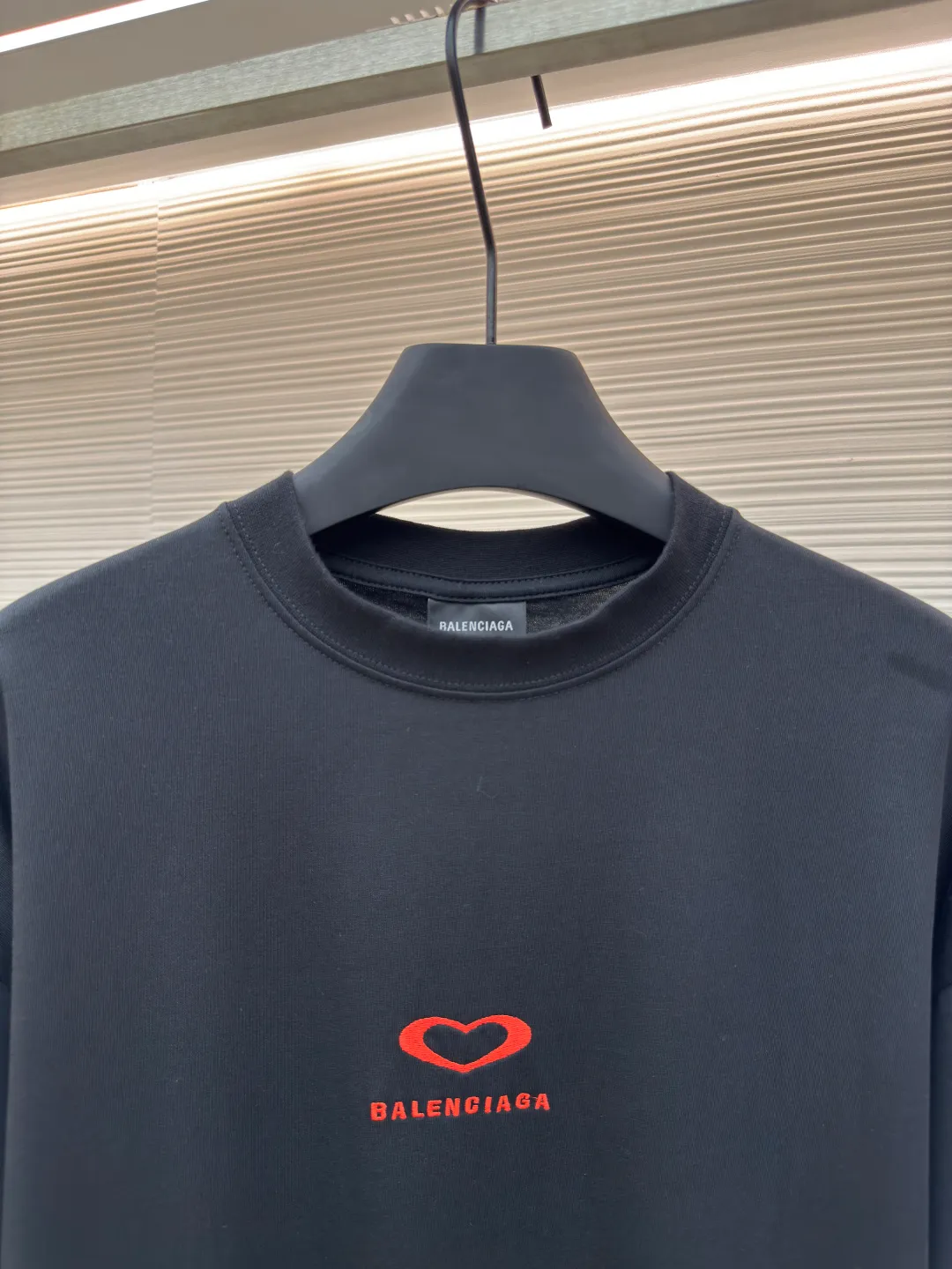 Balenciaga Paris Chinese Valentine's Day limited edition ●Authentic product: 4599 purchase and development ●Item number: 1680003-A00 ●Fabric: custom-dyed pure cotton fabric ●Technology: embroidery production ●Version: loose version ●Weight: about 245 grams ●Size: XS-S-M-L ●Description: The fabric is made of Paris ZP custom-woven and custom-dyed cotton double yarn. Weighing 260 grams, the cloth surface is clean. The cloth pattern is clear, soft and comfortable, and the threads are dyed with no color difference. The embroidery is done using imported Tajima embroidery machines. The printing uses environmentally friendly imported rubber paddles. The letters are clear and the effect is three-dimensional. The version adopts OS loose shoulder design. The same style for men and women. The overall wiring is straight and delicate, the fabric is comfortable and soft, and the color is consistent without color difference. It can be matched with the same style to create a fashionable look and control various occasions. Customized accessories, complete with three standards, same style for men and women!