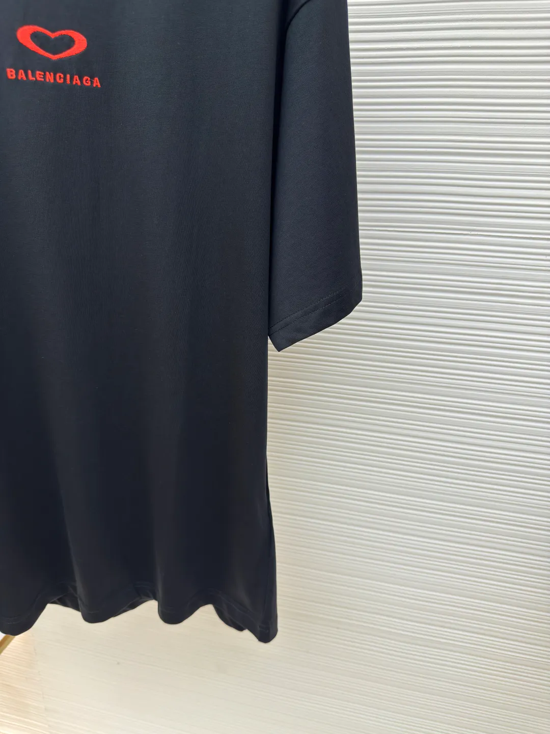 Balenciaga Paris Chinese Valentine's Day limited edition ●Authentic product: 4599 purchase and development ●Item number: 1680003-A00 ●Fabric: custom-dyed pure cotton fabric ●Technology: embroidery production ●Version: loose version ●Weight: about 245 grams ●Size: XS-S-M-L ●Description: The fabric is made of Paris ZP custom-woven and custom-dyed cotton double yarn. Weighing 260 grams, the cloth surface is clean. The cloth pattern is clear, soft and comfortable, and the threads are dyed with no color difference. The embroidery is done using imported Tajima embroidery machines. The printing uses environmentally friendly imported rubber paddles. The letters are clear and the effect is three-dimensional. The version adopts OS loose shoulder design. The same style for men and women. The overall wiring is straight and delicate, the fabric is comfortable and soft, and the color is consistent without color difference. It can be matched with the same style to create a fashionable look and control various occasions. Customized accessories, complete with three standards, same style for men and women!