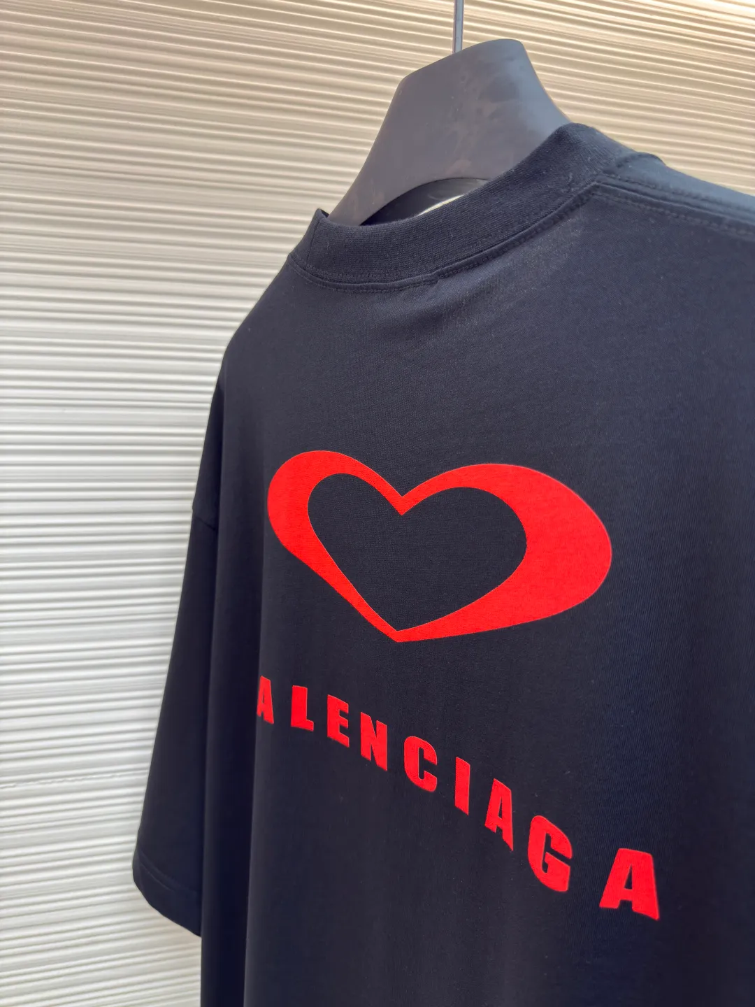 Balenciaga Paris Chinese Valentine's Day limited edition ●Authentic product: 4599 purchase and development ●Item number: 1680003-A00 ●Fabric: custom-dyed pure cotton fabric ●Technology: embroidery production ●Version: loose version ●Weight: about 245 grams ●Size: XS-S-M-L ●Description: The fabric is made of Paris ZP custom-woven and custom-dyed cotton double yarn. Weighing 260 grams, the cloth surface is clean. The cloth pattern is clear, soft and comfortable, and the threads are dyed with no color difference. The embroidery is done using imported Tajima embroidery machines. The printing uses environmentally friendly imported rubber paddles. The letters are clear and the effect is three-dimensional. The version adopts OS loose shoulder design. The same style for men and women. The overall wiring is straight and delicate, the fabric is comfortable and soft, and the color is consistent without color difference. It can be matched with the same style to create a fashionable look and control various occasions. Customized accessories, complete with three standards, same style for men and women!