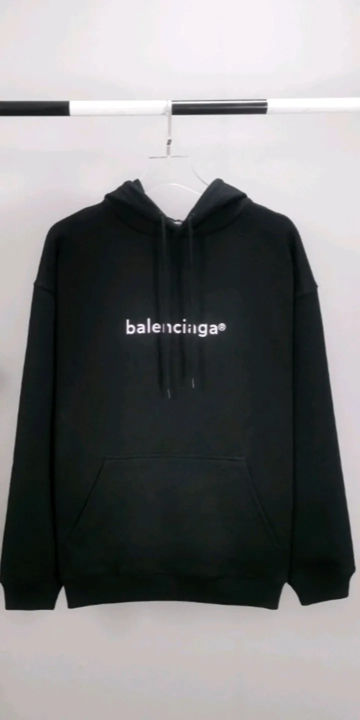Real shot of the video - the top tested version of Balenciaga's mailbox letter logo pure cotton loose hoodie for men and women in the same style for autumn and winter hoodies. A simple basic sweatshirt. A simple sweatshirt that you can fall in love with at first sight. The Blcg mailbox logo on the chest is simple and beautiful. It is operated by an imported elliptical machine, without burrs and neatly aligned! The fabric is made of 480g pure cotton fabric, which is different from the low-end version. The color is also super beautiful. You must get this one! ! ! ! !  Color: black, white, fog blue, khaki, lake green Size: XS-L P:450