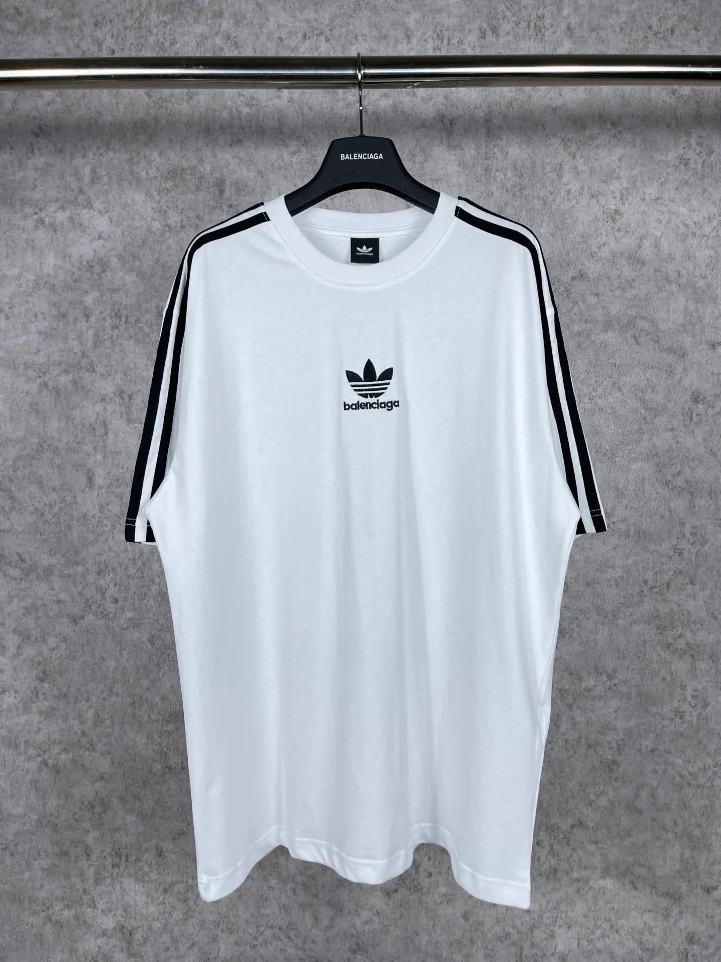 🅿️186 Real photos [Top version. Official website quality] BALENCI*GA/Paris co-branded Adidas three-leaf clover three-stripe LOGO embroidered short-sleeved T-shirt# The fabric is made of Paris ZP custom-woven and dyed cotton double yarn. Weighing 260 grams, the cloth surface is clean. The cloth pattern is clear, soft and comfortable. The threads are dyed with no color difference. The classic pattern embroidery uses imported embroidery, and the letters are clear, three-dimensional and without rough edges. Jubie market produces pictures based on pictures. Welcome to compare. The version adopts OS loose shoulder design. Same style for men and women. Coding: BL223018 Color: black, white, blue, pink, red, royal blue Size: XS to L
