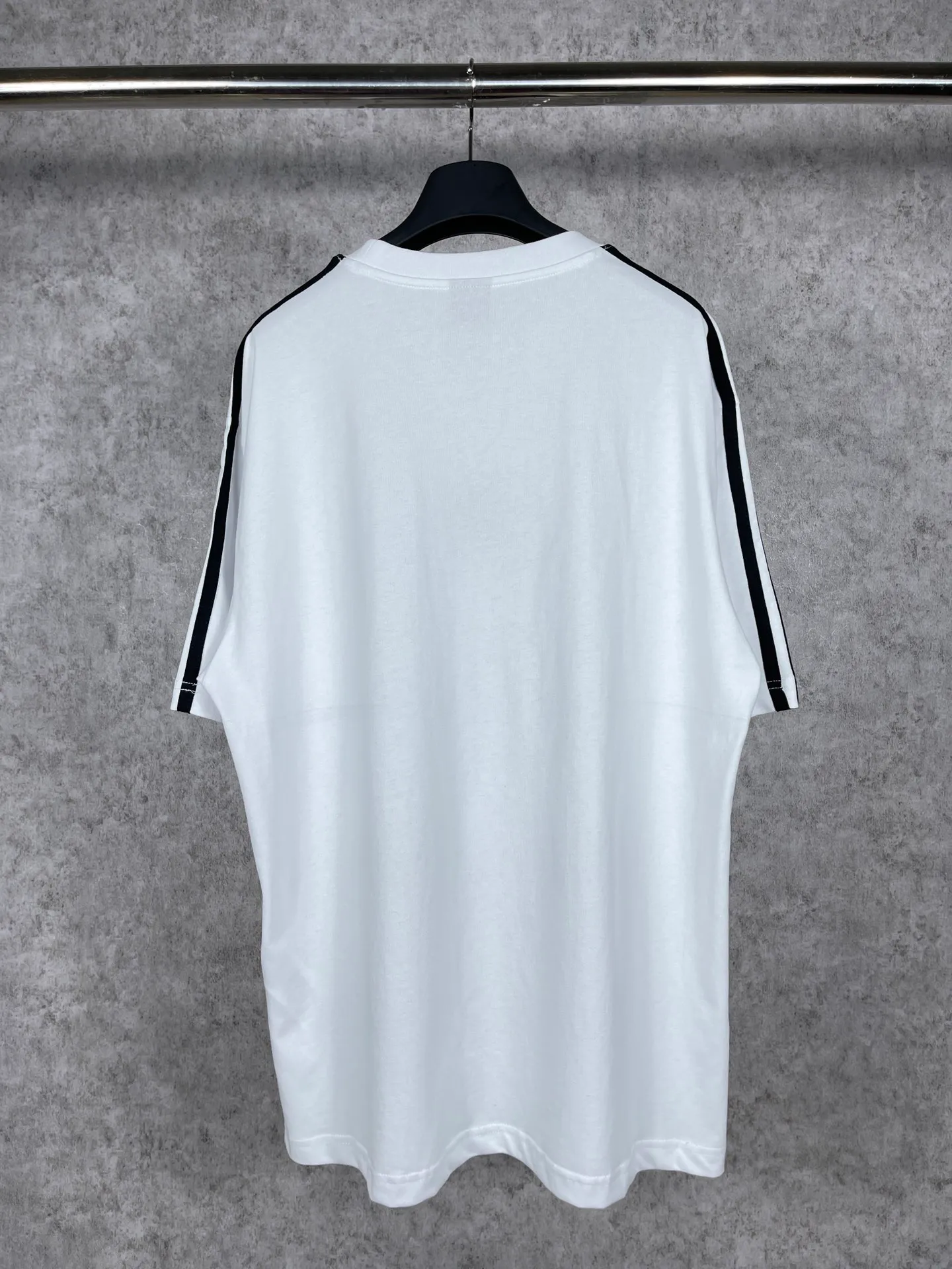 🅿️186 Real photos [Top version. Official website quality] BALENCI*GA/Paris co-branded Adidas three-leaf clover three-stripe LOGO embroidered short-sleeved T-shirt# The fabric is made of Paris ZP custom-woven and dyed cotton double yarn. Weighing 260 grams, the cloth surface is clean. The cloth pattern is clear, soft and comfortable. The threads are dyed with no color difference. The classic pattern embroidery uses imported embroidery, and the letters are clear, three-dimensional and without rough edges. Jubie market produces pictures based on pictures. Welcome to compare. The version adopts OS loose shoulder design. Same style for men and women. Coding: BL223018 Color: black, white, blue, pink, red, royal blue Size: XS to L