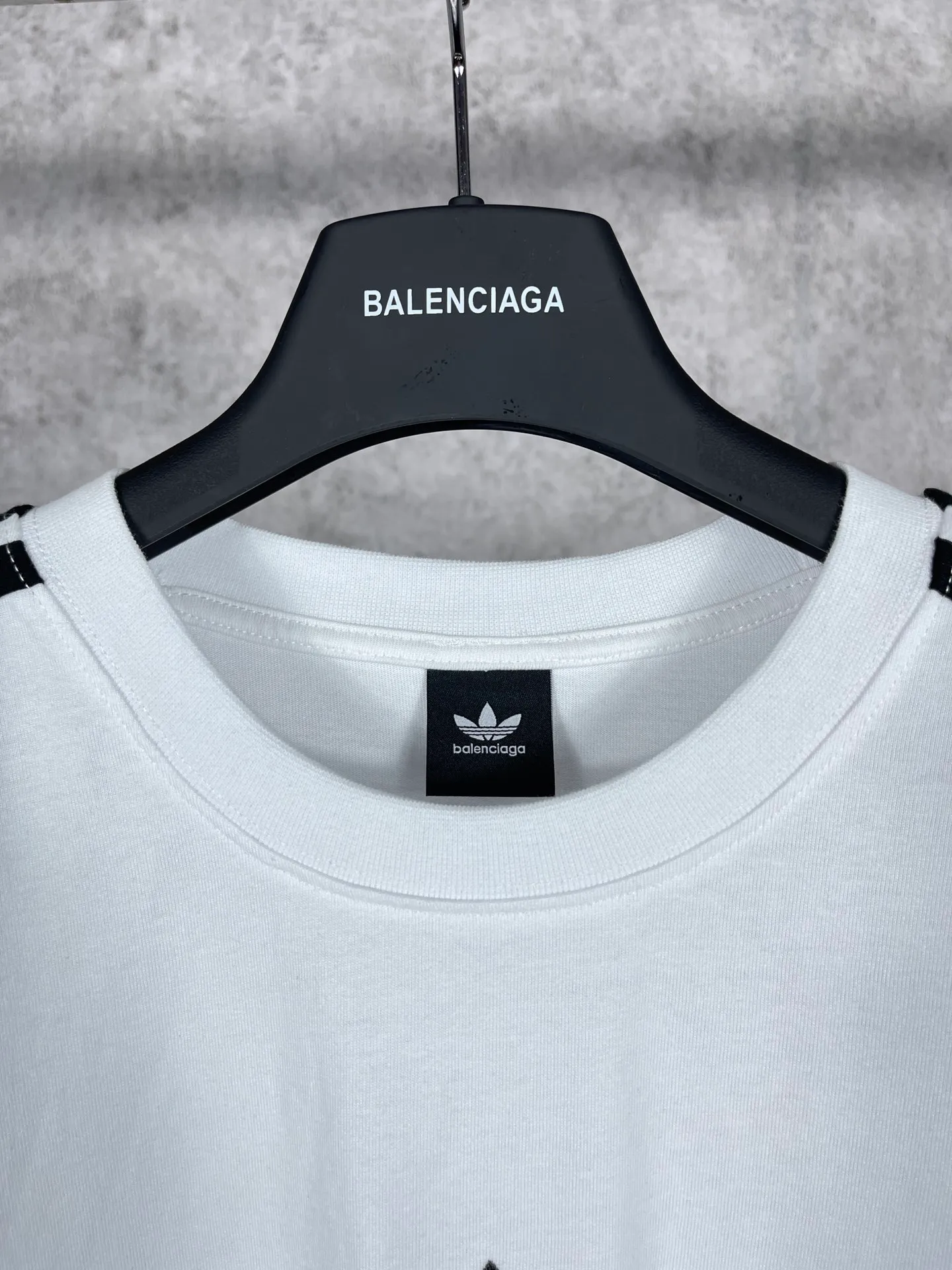 🅿️186 Real photos [Top version. Official website quality] BALENCI*GA/Paris co-branded Adidas three-leaf clover three-stripe LOGO embroidered short-sleeved T-shirt# The fabric is made of Paris ZP custom-woven and dyed cotton double yarn. Weighing 260 grams, the cloth surface is clean. The cloth pattern is clear, soft and comfortable. The threads are dyed with no color difference. The classic pattern embroidery uses imported embroidery, and the letters are clear, three-dimensional and without rough edges. Jubie market produces pictures based on pictures. Welcome to compare. The version adopts OS loose shoulder design. Same style for men and women. Coding: BL223018 Color: black, white, blue, pink, red, royal blue Size: XS to L