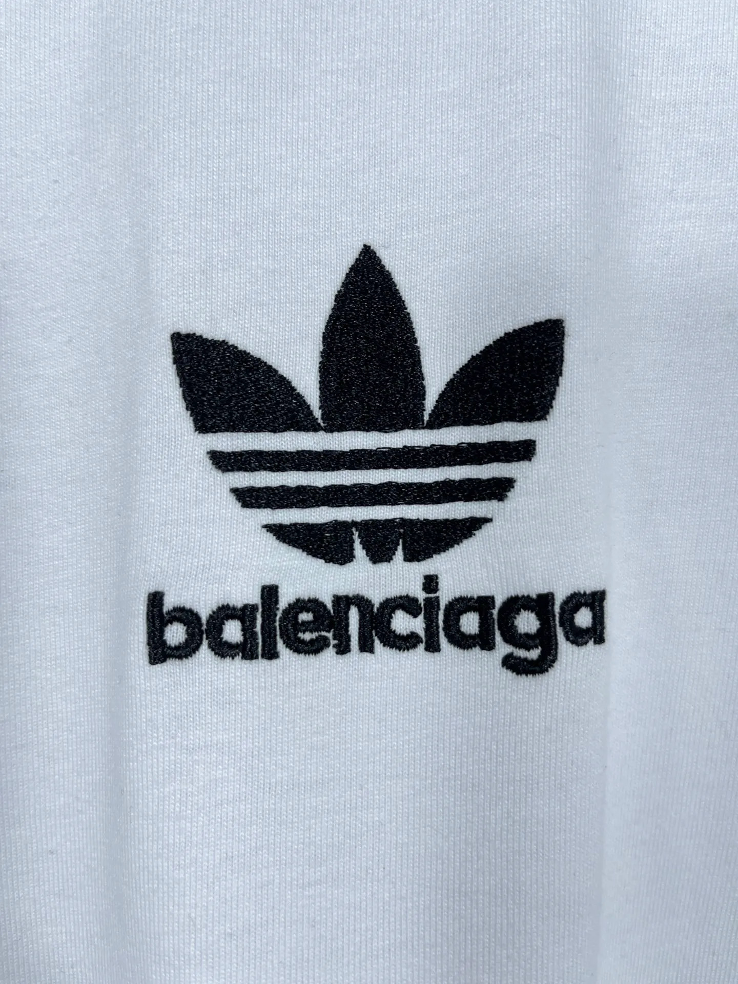 🅿️186 Real photos [Top version. Official website quality] BALENCI*GA/Paris co-branded Adidas three-leaf clover three-stripe LOGO embroidered short-sleeved T-shirt# The fabric is made of Paris ZP custom-woven and dyed cotton double yarn. Weighing 260 grams, the cloth surface is clean. The cloth pattern is clear, soft and comfortable. The threads are dyed with no color difference. The classic pattern embroidery uses imported embroidery, and the letters are clear, three-dimensional and without rough edges. Jubie market produces pictures based on pictures. Welcome to compare. The version adopts OS loose shoulder design. Same style for men and women. Coding: BL223018 Color: black, white, blue, pink, red, royal blue Size: XS to L