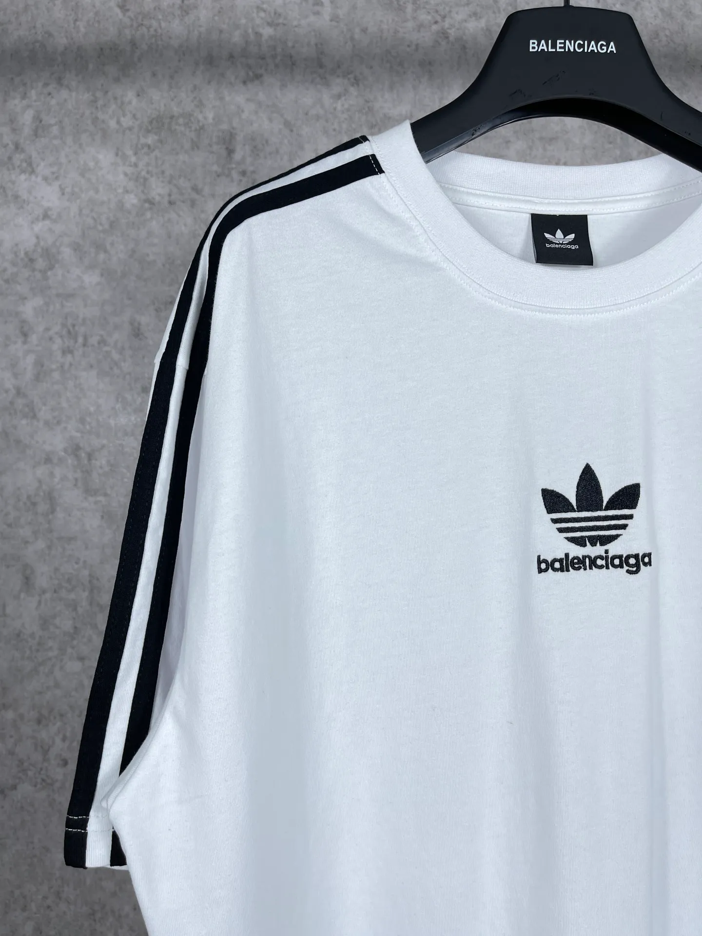 🅿️186 Real photos [Top version. Official website quality] BALENCI*GA/Paris co-branded Adidas three-leaf clover three-stripe LOGO embroidered short-sleeved T-shirt# The fabric is made of Paris ZP custom-woven and dyed cotton double yarn. Weighing 260 grams, the cloth surface is clean. The cloth pattern is clear, soft and comfortable. The threads are dyed with no color difference. The classic pattern embroidery uses imported embroidery, and the letters are clear, three-dimensional and without rough edges. Jubie market produces pictures based on pictures. Welcome to compare. The version adopts OS loose shoulder design. Same style for men and women. Coding: BL223018 Color: black, white, blue, pink, red, royal blue Size: XS to L
