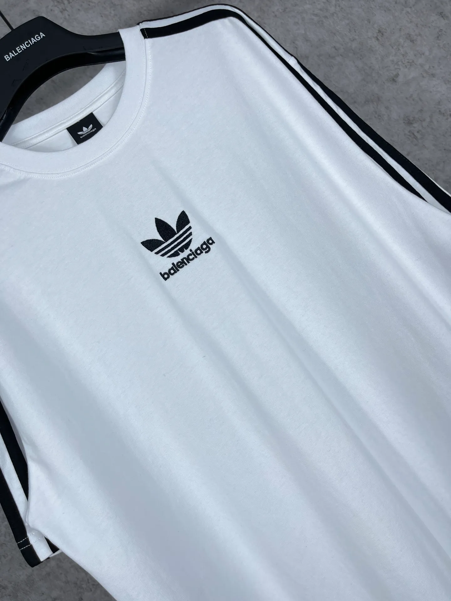 🅿️186 Real photos [Top version. Official website quality] BALENCI*GA/Paris co-branded Adidas three-leaf clover three-stripe LOGO embroidered short-sleeved T-shirt# The fabric is made of Paris ZP custom-woven and dyed cotton double yarn. Weighing 260 grams, the cloth surface is clean. The cloth pattern is clear, soft and comfortable. The threads are dyed with no color difference. The classic pattern embroidery uses imported embroidery, and the letters are clear, three-dimensional and without rough edges. Jubie market produces pictures based on pictures. Welcome to compare. The version adopts OS loose shoulder design. Same style for men and women. Coding: BL223018 Color: black, white, blue, pink, red, royal blue Size: XS to L