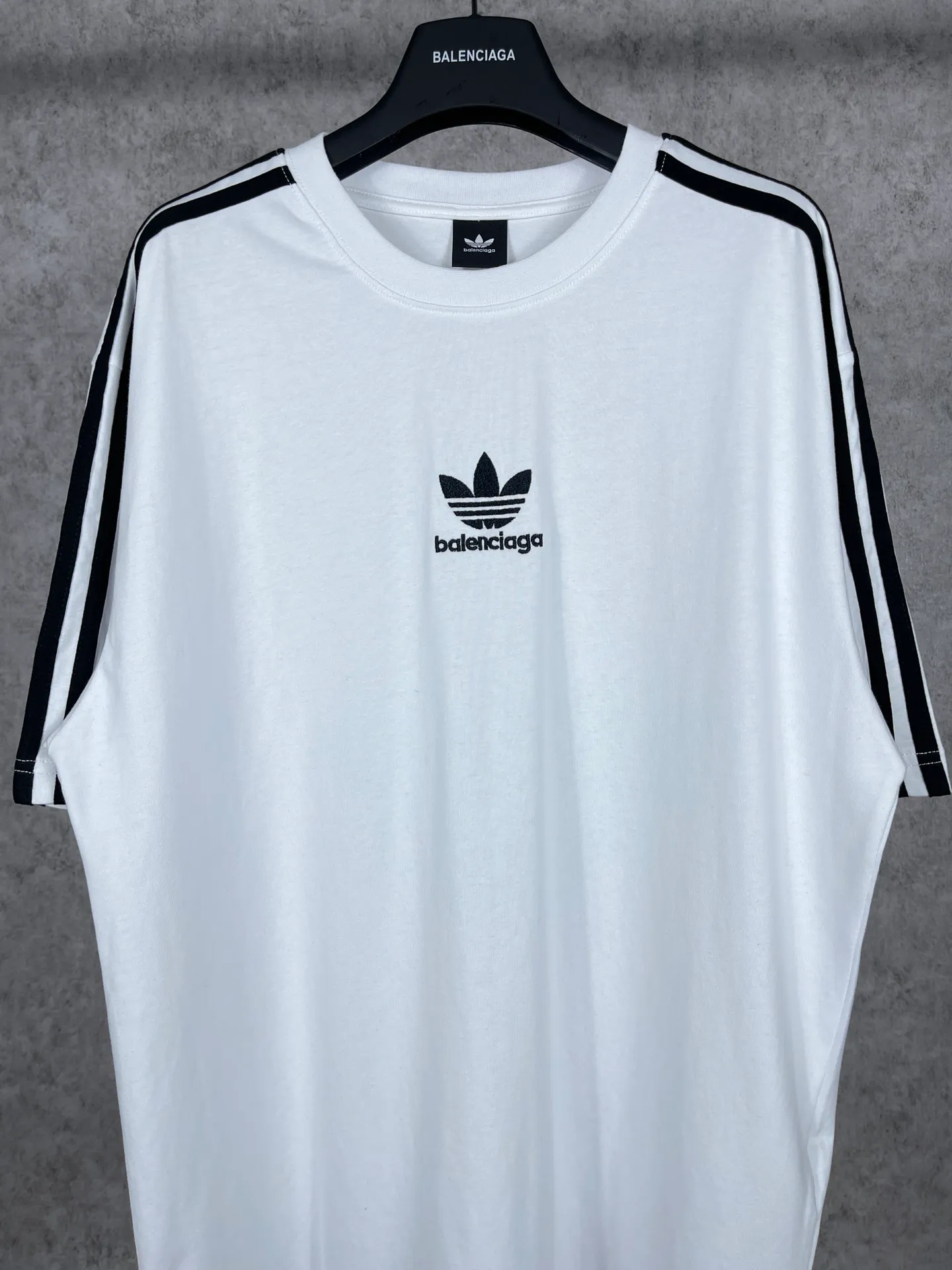 🅿️186 Real photos [Top version. Official website quality] BALENCI*GA/Paris co-branded Adidas three-leaf clover three-stripe LOGO embroidered short-sleeved T-shirt# The fabric is made of Paris ZP custom-woven and dyed cotton double yarn. Weighing 260 grams, the cloth surface is clean. The cloth pattern is clear, soft and comfortable. The threads are dyed with no color difference. The classic pattern embroidery uses imported embroidery, and the letters are clear, three-dimensional and without rough edges. Jubie market produces pictures based on pictures. Welcome to compare. The version adopts OS loose shoulder design. Same style for men and women. Coding: BL223018 Color: black, white, blue, pink, red, royal blue Size: XS to L