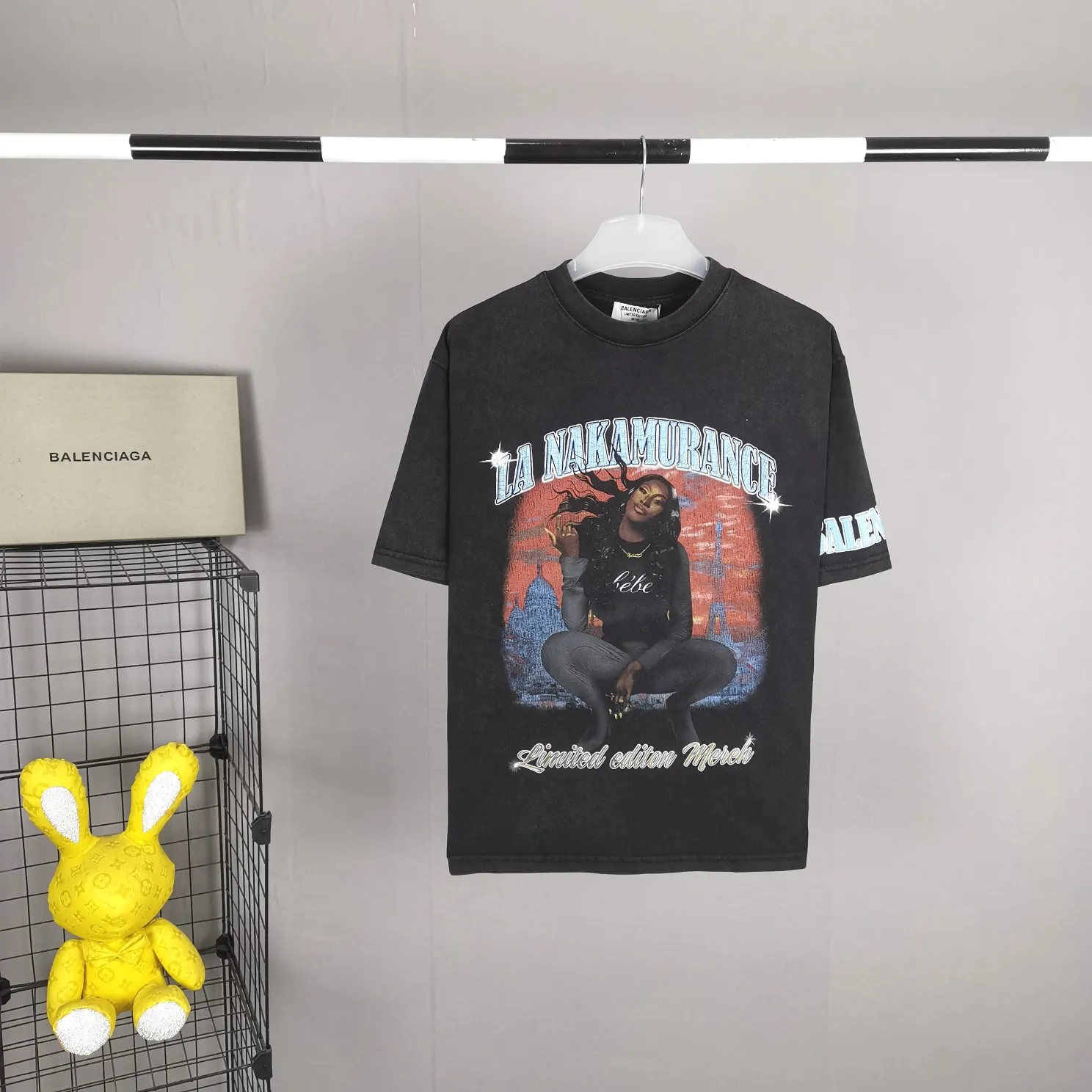Top tested version 22SS new model BALENCIAGA Balenciaga co-branded Aya rock girl portrait print burst pattern discharge dye male and female couple star same style pure cotton short sleeves heavy industry, heavy industry. This chest print alone was printed more than 20 times, and I almost gave up several times. With a QR code scanning machine, there is no way to successfully scan the original version, as the color alternation is too complicated. Because the transitional fast colors are too close, they must be manually debugged multiple times. The printing uses a combination of discharge dyeing + direct injection. There is no glue base for printing. The dye is completely combined with the fabric. The printing anti-counterfeiting can be torn at any time without damaging the printing. The cuff printing adopts the burst pattern technology, which bursts naturally. It can also be pulled apart manually. The fabric of the clothes is made of snowflake color and is pre-shrunk and washed in 2 washes. It is guaranteed that the clothes will not fade, have no re-dyed and odor, and the details will never matter. The fabric weighs up to 300g after washing. Color: Washed Gray Size: XS-L P:320