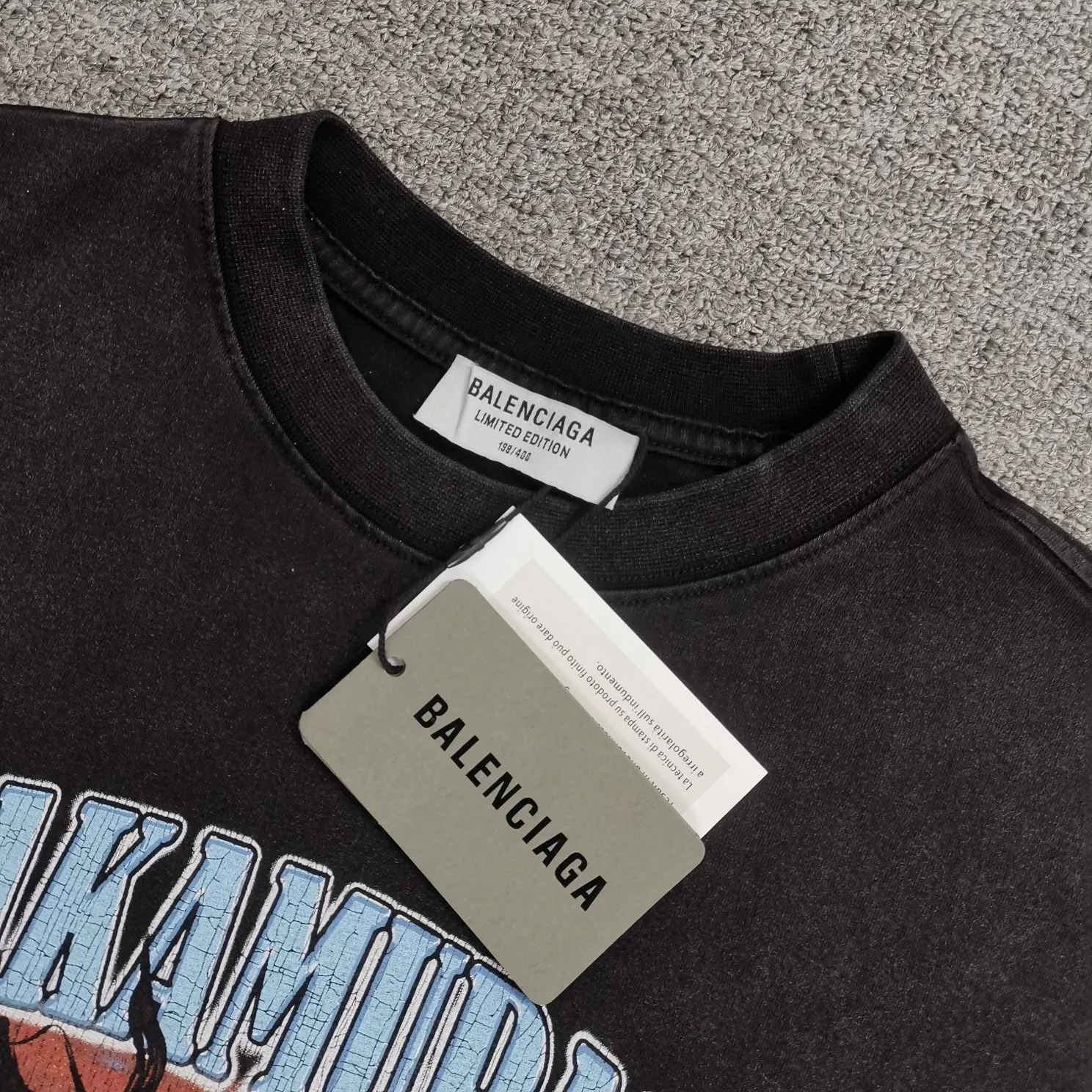Top tested version 22SS new model BALENCIAGA Balenciaga co-branded Aya rock girl portrait print burst pattern discharge dye male and female couple star same style pure cotton short sleeves heavy industry, heavy industry. This chest print alone was printed more than 20 times, and I almost gave up several times. With a QR code scanning machine, there is no way to successfully scan the original version, as the color alternation is too complicated. Because the transitional fast colors are too close, they must be manually debugged multiple times. The printing uses a combination of discharge dyeing + direct injection. There is no glue base for printing. The dye is completely combined with the fabric. The printing anti-counterfeiting can be torn at any time without damaging the printing. The cuff printing adopts the burst pattern technology, which bursts naturally. It can also be pulled apart manually. The fabric of the clothes is made of snowflake color and is pre-shrunk and washed in 2 washes. It is guaranteed that the clothes will not fade, have no re-dyed and odor, and the details will never matter. The fabric weighs up to 300g after washing. Color: Washed Gray Size: XS-L P:320