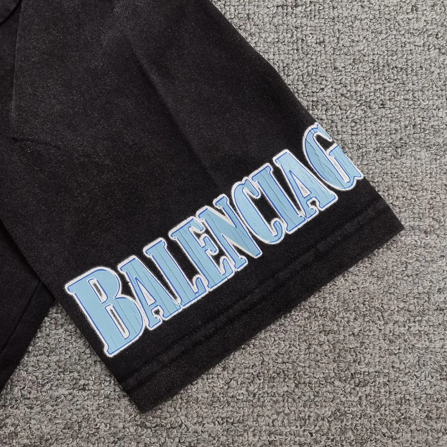 Top tested version 22SS new model BALENCIAGA Balenciaga co-branded Aya rock girl portrait print burst pattern discharge dye male and female couple star same style pure cotton short sleeves heavy industry, heavy industry. This chest print alone was printed more than 20 times, and I almost gave up several times. With a QR code scanning machine, there is no way to successfully scan the original version, as the color alternation is too complicated. Because the transitional fast colors are too close, they must be manually debugged multiple times. The printing uses a combination of discharge dyeing + direct injection. There is no glue base for printing. The dye is completely combined with the fabric. The printing anti-counterfeiting can be torn at any time without damaging the printing. The cuff printing adopts the burst pattern technology, which bursts naturally. It can also be pulled apart manually. The fabric of the clothes is made of snowflake color and is pre-shrunk and washed in 2 washes. It is guaranteed that the clothes will not fade, have no re-dyed and odor, and the details will never matter. The fabric weighs up to 300g after washing. Color: Washed Gray Size: XS-L P:320