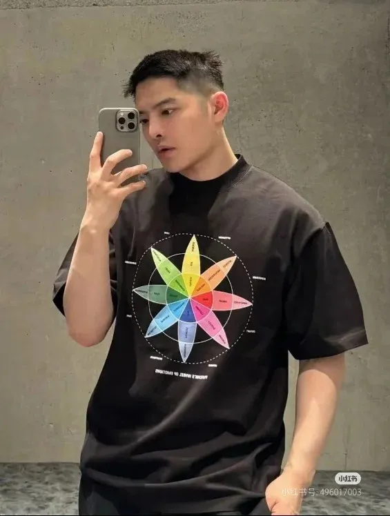 ♻️💯Upper body reference model picture❤️Top version BALENCIAGA/Balenciaga 2024 SS color compass printed short-sleeved T-shirt ✅No.1 quality in this market Real ceiling quality ✅Note that zp is white and dark purple, not black! Look at the black picture in the market and make the wrong version of the goods! Welcome to compare! ✅All original development, pay attention to detailed pictures, avoid mixed sales of stolen pictures ✅Correct 260g custom-woven and dyed double yarn fabric, soft and comfortable, does not fade ✅Correctly imported Conley machine, environmentally friendly glue material direct-injection printing, no hand-feeling letters, clear and three-dimensional, firm and does not fall off It’s not just words. You are welcome to compare with peers. 2. Each model is produced by the company, and the details of workmanship and fabrics are consistent with the original ones. It is guaranteed that there will be no color difference with the counters. Reproduction is not scary. Whoever fakes it will be embarrassed. It’s not shameful to make a replica, it’s shameful if you can’t buy the correct version if you make a replica. 3. Note that the threaded collars are all original collars of certain countries and regions, with high wrapping. The width of the neckline and cabinets are accurate to the millimeter. Thick necklines are not easy to deform. The collars of high-end products are all restored cabinets. They are different from the big collars in the world. Ordinary garbage short-sleeves are printed with a print. The clavicle of the upper body is exposed. Please be patient. Customers who have bought genuine products or have seen genuine products will come back to place orders again. This is quality. This is quality. 4. Different styles of washed wheat main wheat, including imported wheat, have different colors and codes. Really restore the counter. As we all know, Balenciaga has different English or different colors on the collar labels of each quarter. This distinguishes the fast food products with the same common main wheat washed wheat. 5. Pay attention to the workmanship. The stitching at the neckline has no folds, smooth and natural without overlapping lines, and truly restores this. This is something that many people cannot do. 6. The fabric is made of 260g Paris-specific double yarn. No one can make better fabrics than my family. There's really no way to compare it with the ordinary version on the market. Respect it. It's genuine and costs thousands of dollars anyway. Don't buy street stalls. Quality 7. The workmanship is fully restored. The packaging is fully restored. The cost is huge. 8. I guarantee here that this is the highest quality you can find. Size: XS-S-M-L (the correct version is very large) P:260
