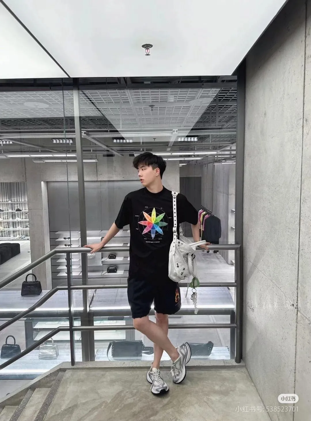 ♻️💯Upper body reference model picture❤️Top version BALENCIAGA/Balenciaga 2024 SS color compass printed short-sleeved T-shirt ✅No.1 quality in this market Real ceiling quality ✅Note that zp is white and dark purple, not black! Look at the black picture in the market and make the wrong version of the goods! Welcome to compare! ✅All original development, pay attention to detailed pictures, avoid mixed sales of stolen pictures ✅Correct 260g custom-woven and dyed double yarn fabric, soft and comfortable, does not fade ✅Correctly imported Conley machine, environmentally friendly glue material direct-injection printing, no hand-feeling letters, clear and three-dimensional, firm and does not fall off It’s not just words. You are welcome to compare with peers. 2. Each model is produced by the company, and the details of workmanship and fabrics are consistent with the original ones. It is guaranteed that there will be no color difference with the counters. Reproduction is not scary. Whoever fakes it will be embarrassed. It’s not shameful to make a replica, it’s shameful if you can’t buy the correct version if you make a replica. 3. Note that the threaded collars are all original collars of certain countries and regions, with high wrapping. The width of the neckline and cabinets are accurate to the millimeter. Thick necklines are not easy to deform. The collars of high-end products are all restored cabinets. They are different from the big collars in the world. Ordinary garbage short-sleeves are printed with a print. The clavicle of the upper body is exposed. Please be patient. Customers who have bought genuine products or have seen genuine products will come back to place orders again. This is quality. This is quality. 4. Different styles of washed wheat main wheat, including imported wheat, have different colors and codes. Really restore the counter. As we all know, Balenciaga has different English or different colors on the collar labels of each quarter. This distinguishes the fast food products with the same common main wheat washed wheat. 5. Pay attention to the workmanship. The stitching at the neckline has no folds, smooth and natural without overlapping lines, and truly restores this. This is something that many people cannot do. 6. The fabric is made of 260g Paris-specific double yarn. No one can make better fabrics than my family. There's really no way to compare it with the ordinary version on the market. Respect it. It's genuine and costs thousands of dollars anyway. Don't buy street stalls. Quality 7. The workmanship is fully restored. The packaging is fully restored. The cost is huge. 8. I guarantee here that this is the highest quality you can find. Size: XS-S-M-L (the correct version is very large) P:260