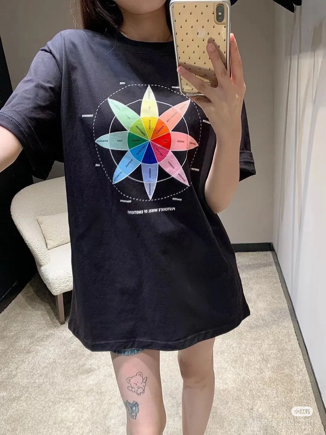 ♻️💯Upper body reference model picture❤️Top version BALENCIAGA/Balenciaga 2024 SS color compass printed short-sleeved T-shirt ✅No.1 quality in this market Real ceiling quality ✅Note that zp is white and dark purple, not black! Look at the black picture in the market and make the wrong version of the goods! Welcome to compare! ✅All original development, pay attention to detailed pictures, avoid mixed sales of stolen pictures ✅Correct 260g custom-woven and dyed double yarn fabric, soft and comfortable, does not fade ✅Correctly imported Conley machine, environmentally friendly glue material direct-injection printing, no hand-feeling letters, clear and three-dimensional, firm and does not fall off It’s not just words. You are welcome to compare with peers. 2. Each model is produced by the company, and the details of workmanship and fabrics are consistent with the original ones. It is guaranteed that there will be no color difference with the counters. Reproduction is not scary. Whoever fakes it will be embarrassed. It’s not shameful to make a replica, it’s shameful if you can’t buy the correct version if you make a replica. 3. Note that the threaded collars are all original collars of certain countries and regions, with high wrapping. The width of the neckline and cabinets are accurate to the millimeter. Thick necklines are not easy to deform. The collars of high-end products are all restored cabinets. They are different from the big collars in the world. Ordinary garbage short-sleeves are printed with a print. The clavicle of the upper body is exposed. Please be patient. Customers who have bought genuine products or have seen genuine products will come back to place orders again. This is quality. This is quality. 4. Different styles of washed wheat main wheat, including imported wheat, have different colors and codes. Really restore the counter. As we all know, Balenciaga has different English or different colors on the collar labels of each quarter. This distinguishes the fast food products with the same common main wheat washed wheat. 5. Pay attention to the workmanship. The stitching at the neckline has no folds, smooth and natural without overlapping lines, and truly restores this. This is something that many people cannot do. 6. The fabric is made of 260g Paris-specific double yarn. No one can make better fabrics than my family. There's really no way to compare it with the ordinary version on the market. Respect it. It's genuine and costs thousands of dollars anyway. Don't buy street stalls. Quality 7. The workmanship is fully restored. The packaging is fully restored. The cost is huge. 8. I guarantee here that this is the highest quality you can find. Size: XS-S-M-L (the correct version is very large) P:260