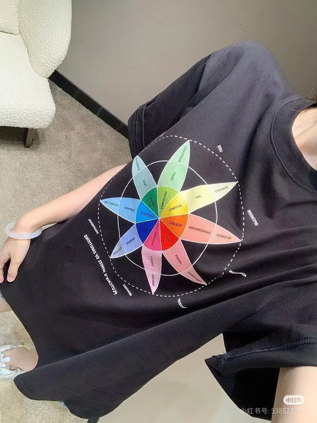 ♻️💯Upper body reference model picture❤️Top version BALENCIAGA/Balenciaga 2024 SS color compass printed short-sleeved T-shirt ✅No.1 quality in this market Real ceiling quality ✅Note that zp is white and dark purple, not black! Look at the black picture in the market and make the wrong version of the goods! Welcome to compare! ✅All original development, pay attention to detailed pictures, avoid mixed sales of stolen pictures ✅Correct 260g custom-woven and dyed double yarn fabric, soft and comfortable, does not fade ✅Correctly imported Conley machine, environmentally friendly glue material direct-injection printing, no hand-feeling letters, clear and three-dimensional, firm and does not fall off It’s not just words. You are welcome to compare with peers. 2. Each model is produced by the company, and the details of workmanship and fabrics are consistent with the original ones. It is guaranteed that there will be no color difference with the counters. Reproduction is not scary. Whoever fakes it will be embarrassed. It’s not shameful to make a replica, it’s shameful if you can’t buy the correct version if you make a replica. 3. Note that the threaded collars are all original collars of certain countries and regions, with high wrapping. The width of the neckline and cabinets are accurate to the millimeter. Thick necklines are not easy to deform. The collars of high-end products are all restored cabinets. They are different from the big collars in the world. Ordinary garbage short-sleeves are printed with a print. The clavicle of the upper body is exposed. Please be patient. Customers who have bought genuine products or have seen genuine products will come back to place orders again. This is quality. This is quality. 4. Different styles of washed wheat main wheat, including imported wheat, have different colors and codes. Really restore the counter. As we all know, Balenciaga has different English or different colors on the collar labels of each quarter. This distinguishes the fast food products with the same common main wheat washed wheat. 5. Pay attention to the workmanship. The stitching at the neckline has no folds, smooth and natural without overlapping lines, and truly restores this. This is something that many people cannot do. 6. The fabric is made of 260g Paris-specific double yarn. No one can make better fabrics than my family. There's really no way to compare it with the ordinary version on the market. Respect it. It's genuine and costs thousands of dollars anyway. Don't buy street stalls. Quality 7. The workmanship is fully restored. The packaging is fully restored. The cost is huge. 8. I guarantee here that this is the highest quality you can find. Size: XS-S-M-L (the correct version is very large) P:260