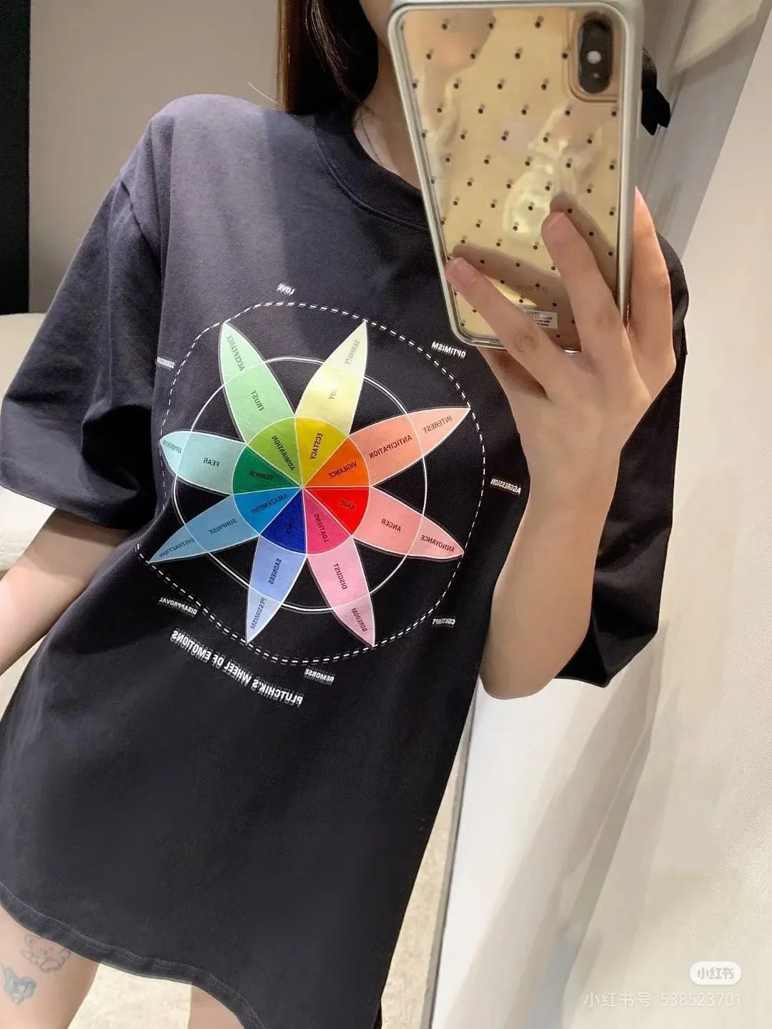 ♻️💯Upper body reference model picture❤️Top version BALENCIAGA/Balenciaga 2024 SS color compass printed short-sleeved T-shirt ✅No.1 quality in this market Real ceiling quality ✅Note that zp is white and dark purple, not black! Look at the black picture in the market and make the wrong version of the goods! Welcome to compare! ✅All original development, pay attention to detailed pictures, avoid mixed sales of stolen pictures ✅Correct 260g custom-woven and dyed double yarn fabric, soft and comfortable, does not fade ✅Correctly imported Conley machine, environmentally friendly glue material direct-injection printing, no hand-feeling letters, clear and three-dimensional, firm and does not fall off It’s not just words. You are welcome to compare with peers. 2. Each model is produced by the company, and the details of workmanship and fabrics are consistent with the original ones. It is guaranteed that there will be no color difference with the counters. Reproduction is not scary. Whoever fakes it will be embarrassed. It’s not shameful to make a replica, it’s shameful if you can’t buy the correct version if you make a replica. 3. Note that the threaded collars are all original collars of certain countries and regions, with high wrapping. The width of the neckline and cabinets are accurate to the millimeter. Thick necklines are not easy to deform. The collars of high-end products are all restored cabinets. They are different from the big collars in the world. Ordinary garbage short-sleeves are printed with a print. The clavicle of the upper body is exposed. Please be patient. Customers who have bought genuine products or have seen genuine products will come back to place orders again. This is quality. This is quality. 4. Different styles of washed wheat main wheat, including imported wheat, have different colors and codes. Really restore the counter. As we all know, Balenciaga has different English or different colors on the collar labels of each quarter. This distinguishes the fast food products with the same common main wheat washed wheat. 5. Pay attention to the workmanship. The stitching at the neckline has no folds, smooth and natural without overlapping lines, and truly restores this. This is something that many people cannot do. 6. The fabric is made of 260g Paris-specific double yarn. No one can make better fabrics than my family. There's really no way to compare it with the ordinary version on the market. Respect it. It's genuine and costs thousands of dollars anyway. Don't buy street stalls. Quality 7. The workmanship is fully restored. The packaging is fully restored. The cost is huge. 8. I guarantee here that this is the highest quality you can find. Size: XS-S-M-L (the correct version is very large) P:260