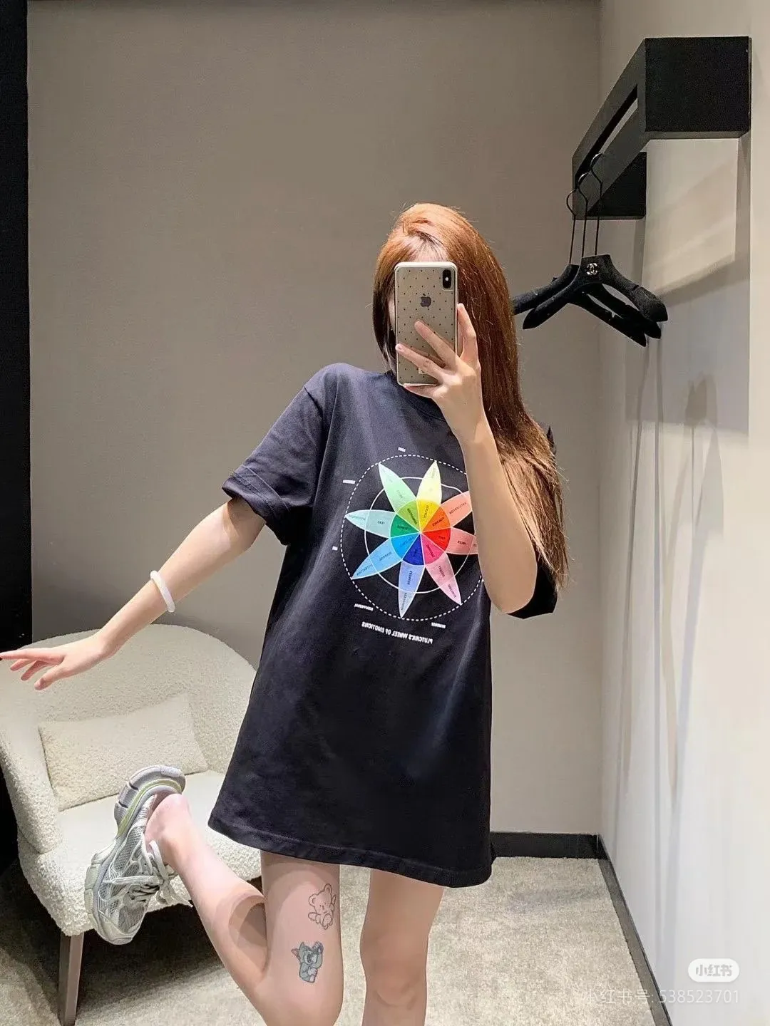 ♻️💯Upper body reference model picture❤️Top version BALENCIAGA/Balenciaga 2024 SS color compass printed short-sleeved T-shirt ✅No.1 quality in this market Real ceiling quality ✅Note that zp is white and dark purple, not black! Look at the black picture in the market and make the wrong version of the goods! Welcome to compare! ✅All original development, pay attention to detailed pictures, avoid mixed sales of stolen pictures ✅Correct 260g custom-woven and dyed double yarn fabric, soft and comfortable, does not fade ✅Correctly imported Conley machine, environmentally friendly glue material direct-injection printing, no hand-feeling letters, clear and three-dimensional, firm and does not fall off It’s not just words. You are welcome to compare with peers. 2. Each model is produced by the company, and the details of workmanship and fabrics are consistent with the original ones. It is guaranteed that there will be no color difference with the counters. Reproduction is not scary. Whoever fakes it will be embarrassed. It’s not shameful to make a replica, it’s shameful if you can’t buy the correct version if you make a replica. 3. Note that the threaded collars are all original collars of certain countries and regions, with high wrapping. The width of the neckline and cabinets are accurate to the millimeter. Thick necklines are not easy to deform. The collars of high-end products are all restored cabinets. They are different from the big collars in the world. Ordinary garbage short-sleeves are printed with a print. The clavicle of the upper body is exposed. Please be patient. Customers who have bought genuine products or have seen genuine products will come back to place orders again. This is quality. This is quality. 4. Different styles of washed wheat main wheat, including imported wheat, have different colors and codes. Really restore the counter. As we all know, Balenciaga has different English or different colors on the collar labels of each quarter. This distinguishes the fast food products with the same common main wheat washed wheat. 5. Pay attention to the workmanship. The stitching at the neckline has no folds, smooth and natural without overlapping lines, and truly restores this. This is something that many people cannot do. 6. The fabric is made of 260g Paris-specific double yarn. No one can make better fabrics than my family. There's really no way to compare it with the ordinary version on the market. Respect it. It's genuine and costs thousands of dollars anyway. Don't buy street stalls. Quality 7. The workmanship is fully restored. The packaging is fully restored. The cost is huge. 8. I guarantee here that this is the highest quality you can find. Size: XS-S-M-L (the correct version is very large) P:260