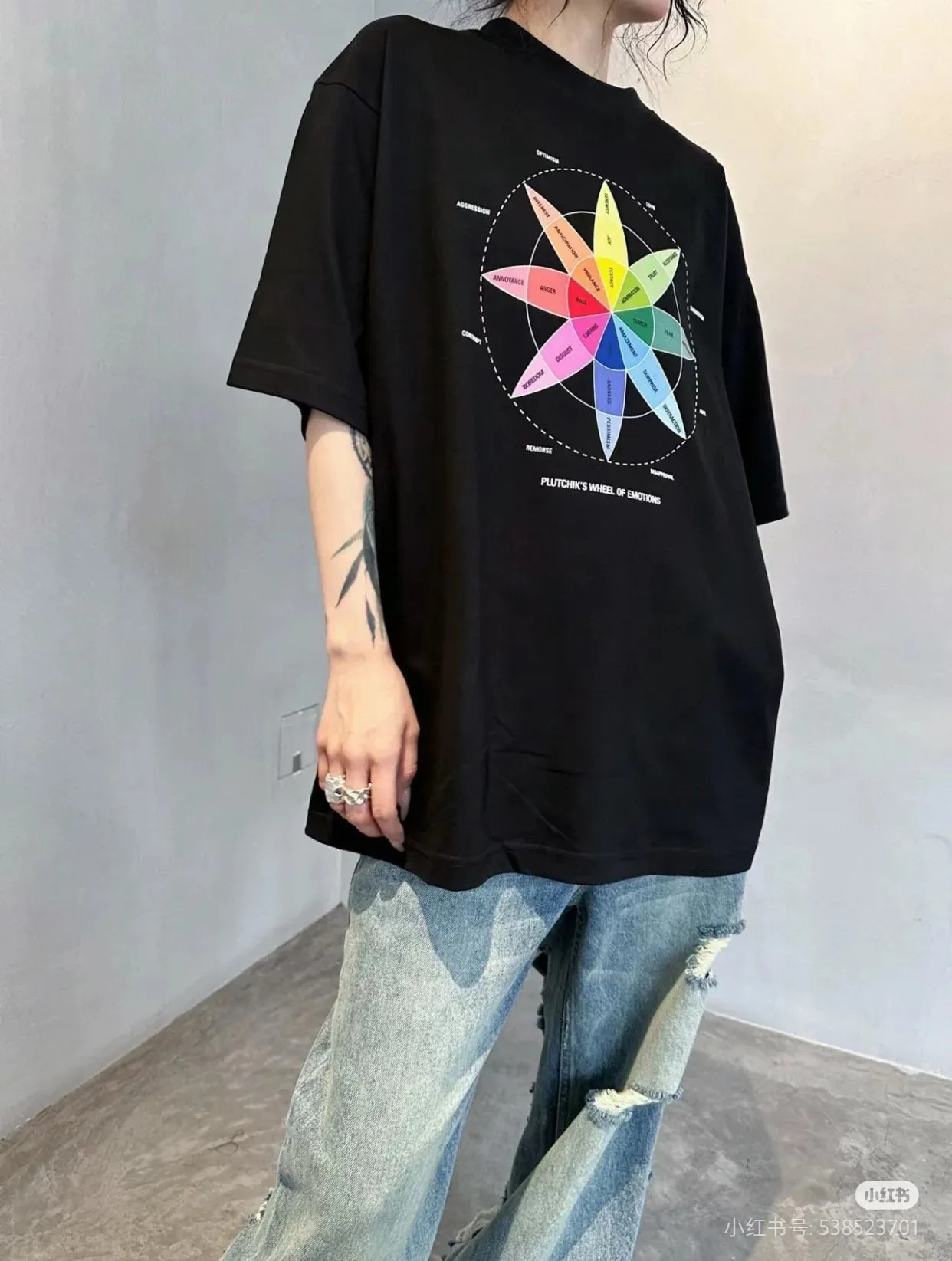 ♻️💯Upper body reference model picture❤️Top version BALENCIAGA/Balenciaga 2024 SS color compass printed short-sleeved T-shirt ✅No.1 quality in this market Real ceiling quality ✅Note that zp is white and dark purple, not black! Look at the black picture in the market and make the wrong version of the goods! Welcome to compare! ✅All original development, pay attention to detailed pictures, avoid mixed sales of stolen pictures ✅Correct 260g custom-woven and dyed double yarn fabric, soft and comfortable, does not fade ✅Correctly imported Conley machine, environmentally friendly glue material direct-injection printing, no hand-feeling letters, clear and three-dimensional, firm and does not fall off It’s not just words. You are welcome to compare with peers. 2. Each model is produced by the company, and the details of workmanship and fabrics are consistent with the original ones. It is guaranteed that there will be no color difference with the counters. Reproduction is not scary. Whoever fakes it will be embarrassed. It’s not shameful to make a replica, it’s shameful if you can’t buy the correct version if you make a replica. 3. Note that the threaded collars are all original collars of certain countries and regions, with high wrapping. The width of the neckline and cabinets are accurate to the millimeter. Thick necklines are not easy to deform. The collars of high-end products are all restored cabinets. They are different from the big collars in the world. Ordinary garbage short-sleeves are printed with a print. The clavicle of the upper body is exposed. Please be patient. Customers who have bought genuine products or have seen genuine products will come back to place orders again. This is quality. This is quality. 4. Different styles of washed wheat main wheat, including imported wheat, have different colors and codes. Really restore the counter. As we all know, Balenciaga has different English or different colors on the collar labels of each quarter. This distinguishes the fast food products with the same common main wheat washed wheat. 5. Pay attention to the workmanship. The stitching at the neckline has no folds, smooth and natural without overlapping lines, and truly restores this. This is something that many people cannot do. 6. The fabric is made of 260g Paris-specific double yarn. No one can make better fabrics than my family. There's really no way to compare it with the ordinary version on the market. Respect it. It's genuine and costs thousands of dollars anyway. Don't buy street stalls. Quality 7. The workmanship is fully restored. The packaging is fully restored. The cost is huge. 8. I guarantee here that this is the highest quality you can find. Size: XS-S-M-L (the correct version is very large) P:260