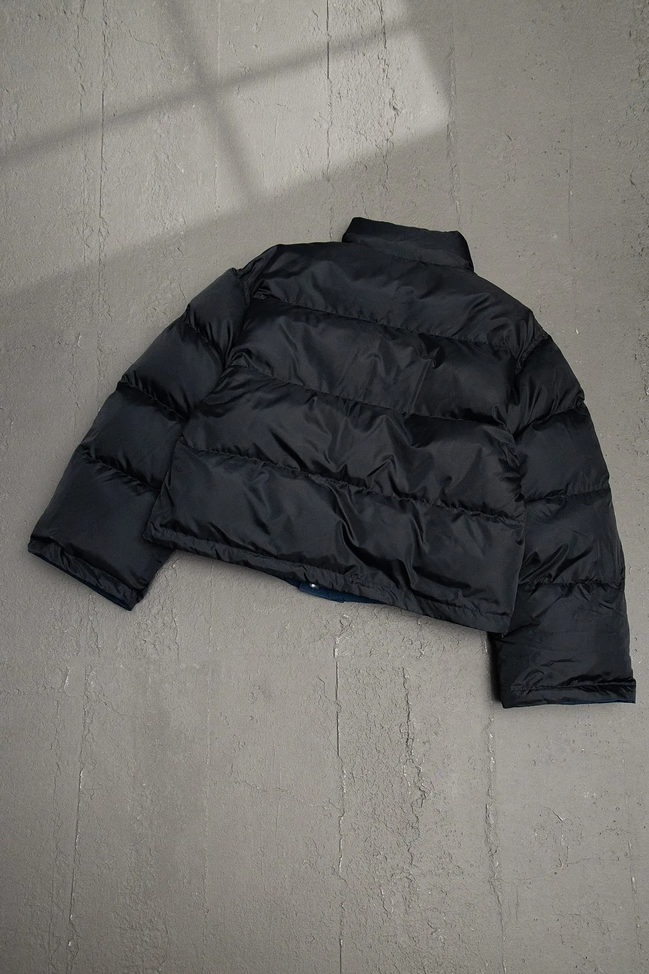 💰840 [Highest version] Balenciaga BLCG 24FW half-circle embroidered front and back double-sided pinned stand-up collar down jacket. Original development. Correct version. Made of 100% polyester woven vermilion fabric. The fabric has a level 4 water-repellent coating process. The front and back are made of the same fabric. 3D laser cutting. The whole body follows the original cocoon design. The interior is made of double-layer 330 gallbladder. Filled with 500 grams of Xinjiang pearl particle cotton. Zipper pockets on both sides machine embroidered by Tajima high-speed embroidery machine. Three-dimensional and full. Elastic elastic spring buckle design at the hem. Special machine eyelets for placket opening. A total of four holes so that the pin can be buckled on both sides. Exclusive mold-opening and original logo hardware pins to distinguish market currencies. Mold-opening and customizing hardware zippers. Front and reverse track pullers. Opening the mold to customize the original air eye. Opening the mold to customize the original logo double-hole limit buckle. Original main mark, washed tag brand packaging Color: Picture color Size: 46/48/50/52 Size chart: Length Chest Shoulder width Sleeve length 46: 66 125 57 64 48: 68 129 58 65 50: 70 132 59 66 52: 72 136 60 67 Note: There is a difference of 1~2CM due to manual measurement.