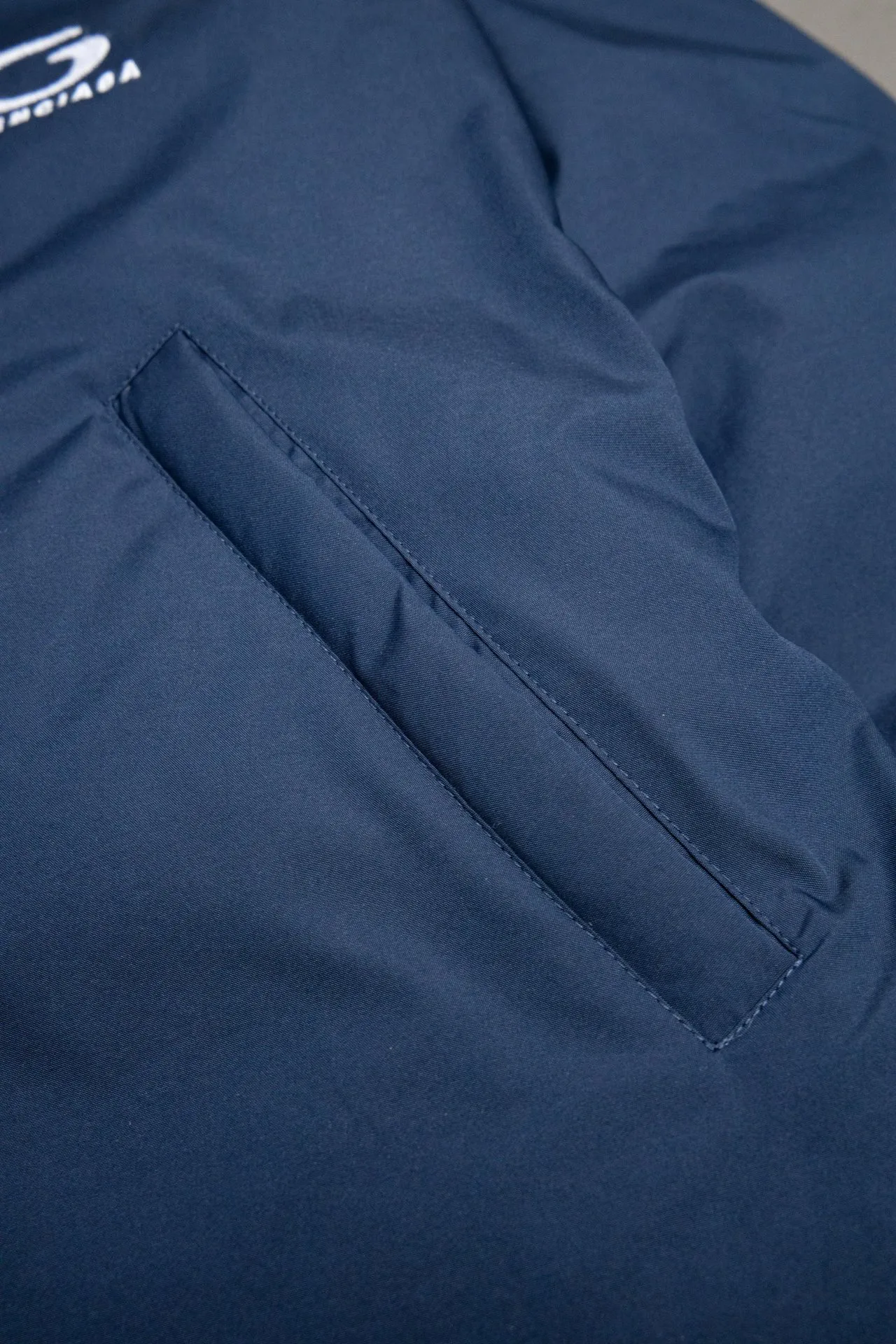 💰840 [Highest version] Balenciaga BLCG 24FW half-circle embroidered front and back double-sided pinned stand-up collar down jacket. Original development. Correct version. Made of 100% polyester woven vermilion fabric. The fabric has a level 4 water-repellent coating process. The front and back are made of the same fabric. 3D laser cutting. The whole body follows the original cocoon design. The interior is made of double-layer 330 gallbladder. Filled with 500 grams of Xinjiang pearl particle cotton. Zipper pockets on both sides machine embroidered by Tajima high-speed embroidery machine. Three-dimensional and full. Elastic elastic spring buckle design at the hem. Special machine eyelets for placket opening. A total of four holes so that the pin can be buckled on both sides. Exclusive mold-opening and original logo hardware pins to distinguish market currencies. Mold-opening and customizing hardware zippers. Front and reverse track pullers. Opening the mold to customize the original air eye. Opening the mold to customize the original logo double-hole limit buckle. Original main mark, washed tag brand packaging Color: Picture color Size: 46/48/50/52 Size chart: Length Chest Shoulder width Sleeve length 46: 66 125 57 64 48: 68 129 58 65 50: 70 132 59 66 52: 72 136 60 67 Note: There is a difference of 1~2CM due to manual measurement.