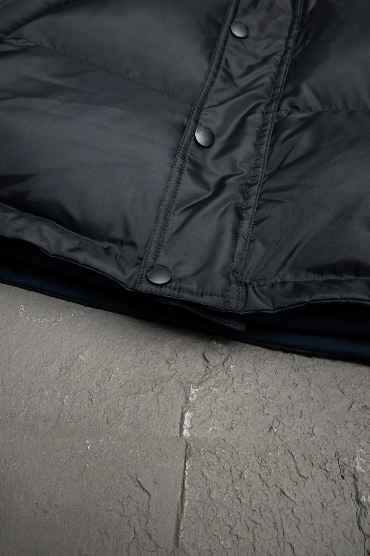 💰840 [Highest version] Balenciaga BLCG 24FW half-circle embroidered front and back double-sided pinned stand-up collar down jacket. Original development. Correct version. Made of 100% polyester woven vermilion fabric. The fabric has a level 4 water-repellent coating process. The front and back are made of the same fabric. 3D laser cutting. The whole body follows the original cocoon design. The interior is made of double-layer 330 gallbladder. Filled with 500 grams of Xinjiang pearl particle cotton. Zipper pockets on both sides machine embroidered by Tajima high-speed embroidery machine. Three-dimensional and full. Elastic elastic spring buckle design at the hem. Special machine eyelets for placket opening. A total of four holes so that the pin can be buckled on both sides. Exclusive mold-opening and original logo hardware pins to distinguish market currencies. Mold-opening and customizing hardware zippers. Front and reverse track pullers. Opening the mold to customize the original air eye. Opening the mold to customize the original logo double-hole limit buckle. Original main mark, washed tag brand packaging Color: Picture color Size: 46/48/50/52 Size chart: Length Chest Shoulder width Sleeve length 46: 66 125 57 64 48: 68 129 58 65 50: 70 132 59 66 52: 72 136 60 67 Note: There is a difference of 1~2CM due to manual measurement.