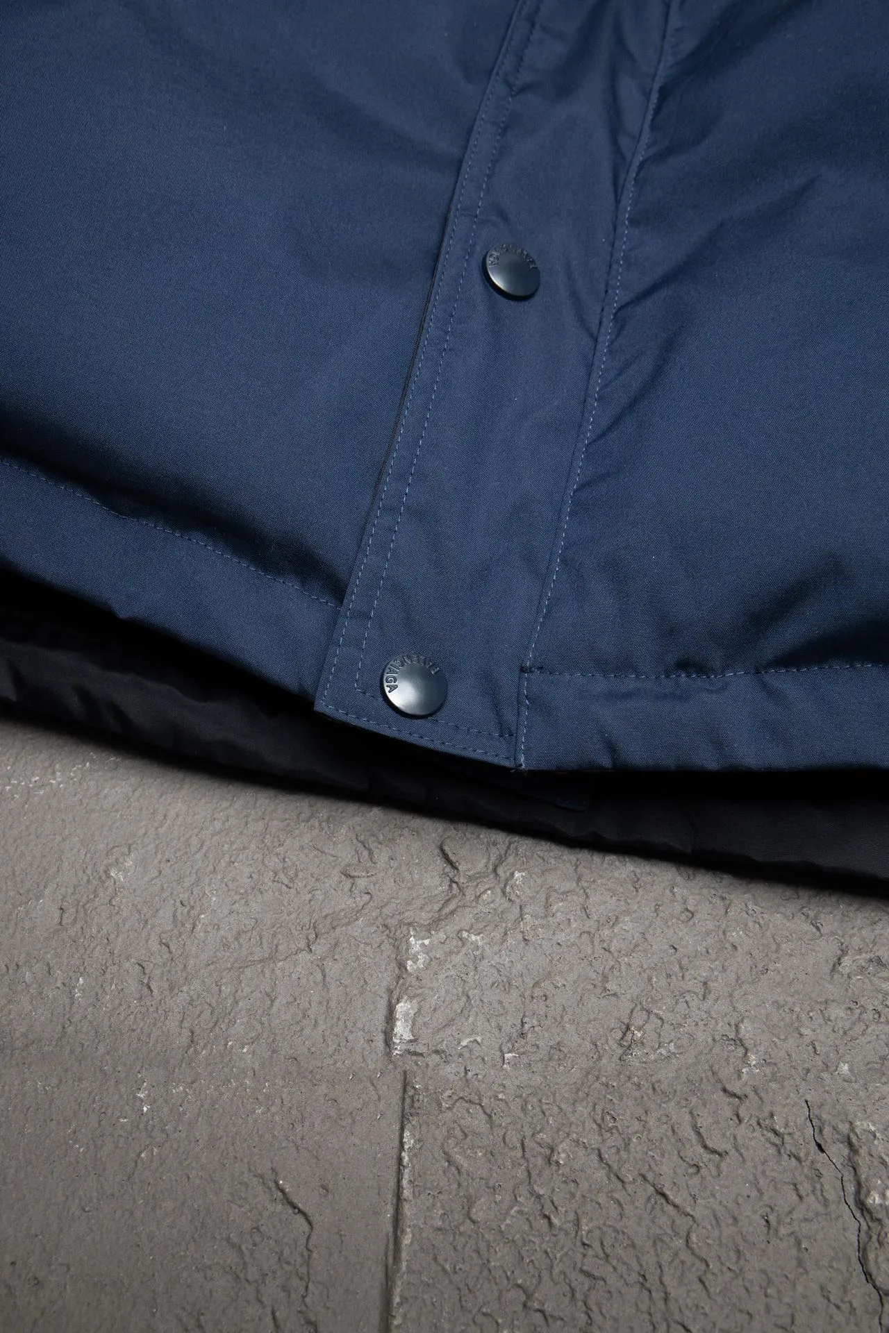 💰840 [Highest version] Balenciaga BLCG 24FW half-circle embroidered front and back double-sided pinned stand-up collar down jacket. Original development. Correct version. Made of 100% polyester woven vermilion fabric. The fabric has a level 4 water-repellent coating process. The front and back are made of the same fabric. 3D laser cutting. The whole body follows the original cocoon design. The interior is made of double-layer 330 gallbladder. Filled with 500 grams of Xinjiang pearl particle cotton. Zipper pockets on both sides machine embroidered by Tajima high-speed embroidery machine. Three-dimensional and full. Elastic elastic spring buckle design at the hem. Special machine eyelets for placket opening. A total of four holes so that the pin can be buckled on both sides. Exclusive mold-opening and original logo hardware pins to distinguish market currencies. Mold-opening and customizing hardware zippers. Front and reverse track pullers. Opening the mold to customize the original air eye. Opening the mold to customize the original logo double-hole limit buckle. Original main mark, washed tag brand packaging Color: Picture color Size: 46/48/50/52 Size chart: Length Chest Shoulder width Sleeve length 46: 66 125 57 64 48: 68 129 58 65 50: 70 132 59 66 52: 72 136 60 67 Note: There is a difference of 1~2CM due to manual measurement.